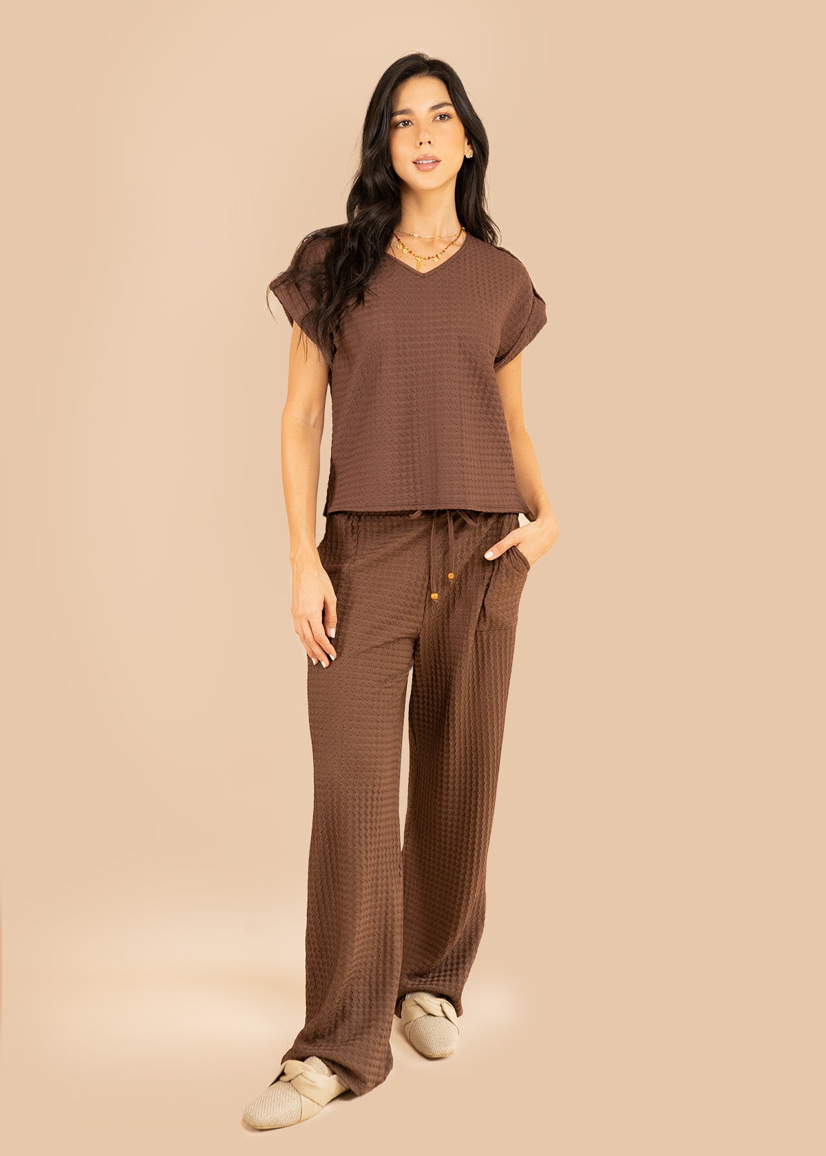 Pantalón color chocolate tela texturizada con pretina resortada 106237