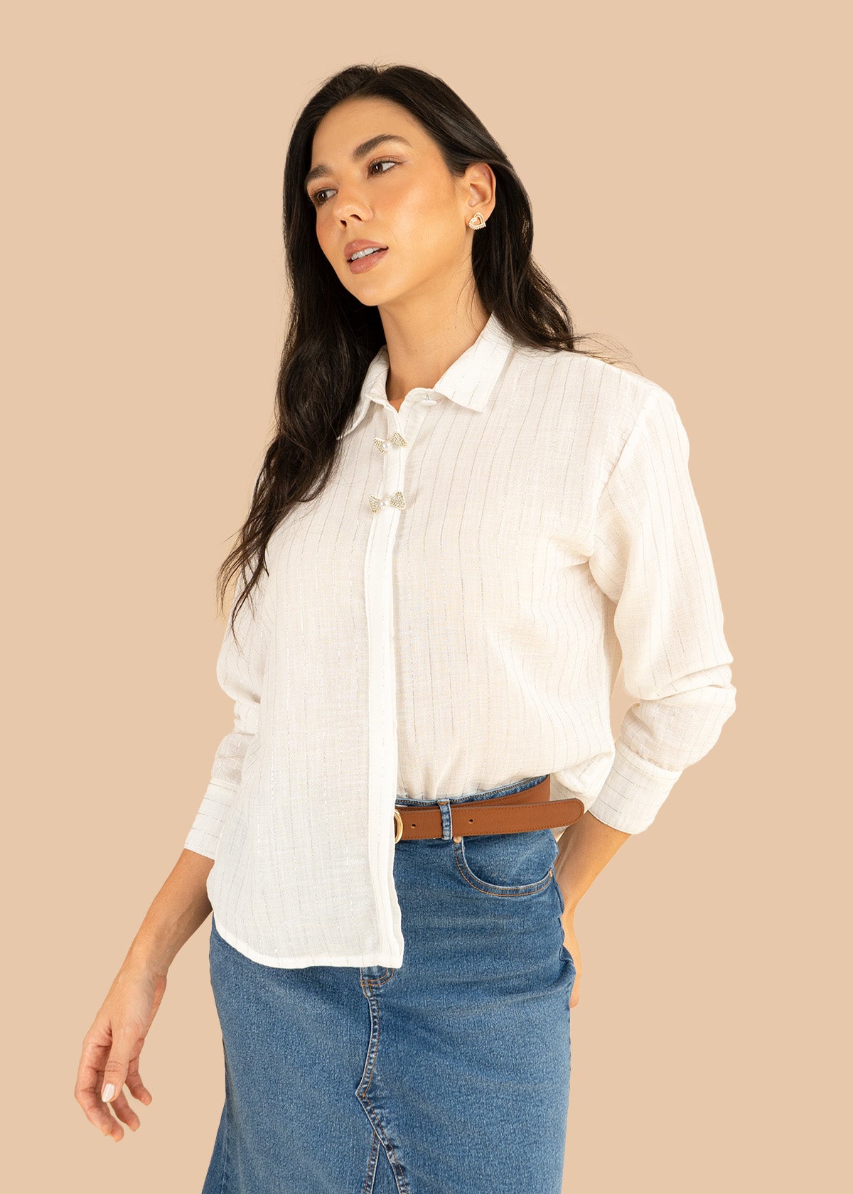 Blusa color blanco con líneas verticales y botones en moño 106238