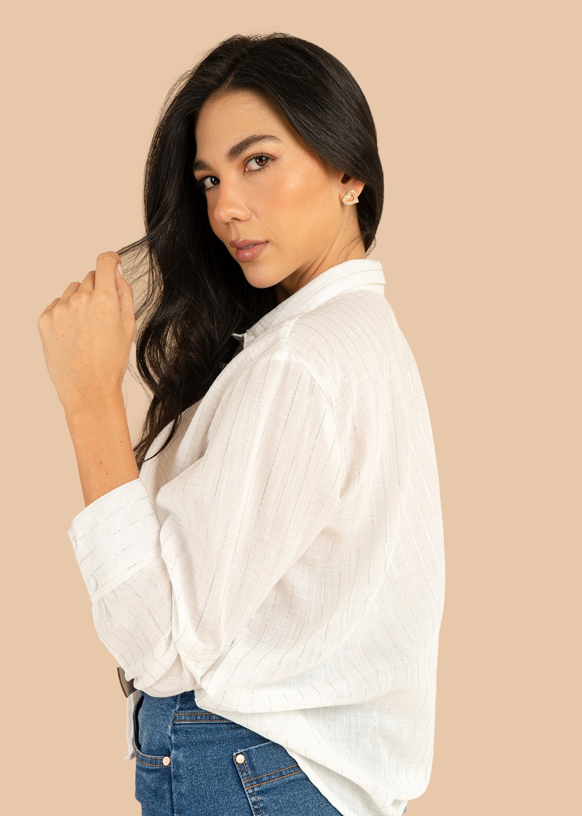 Blusa color blanco con líneas verticales y botones en moño 106238