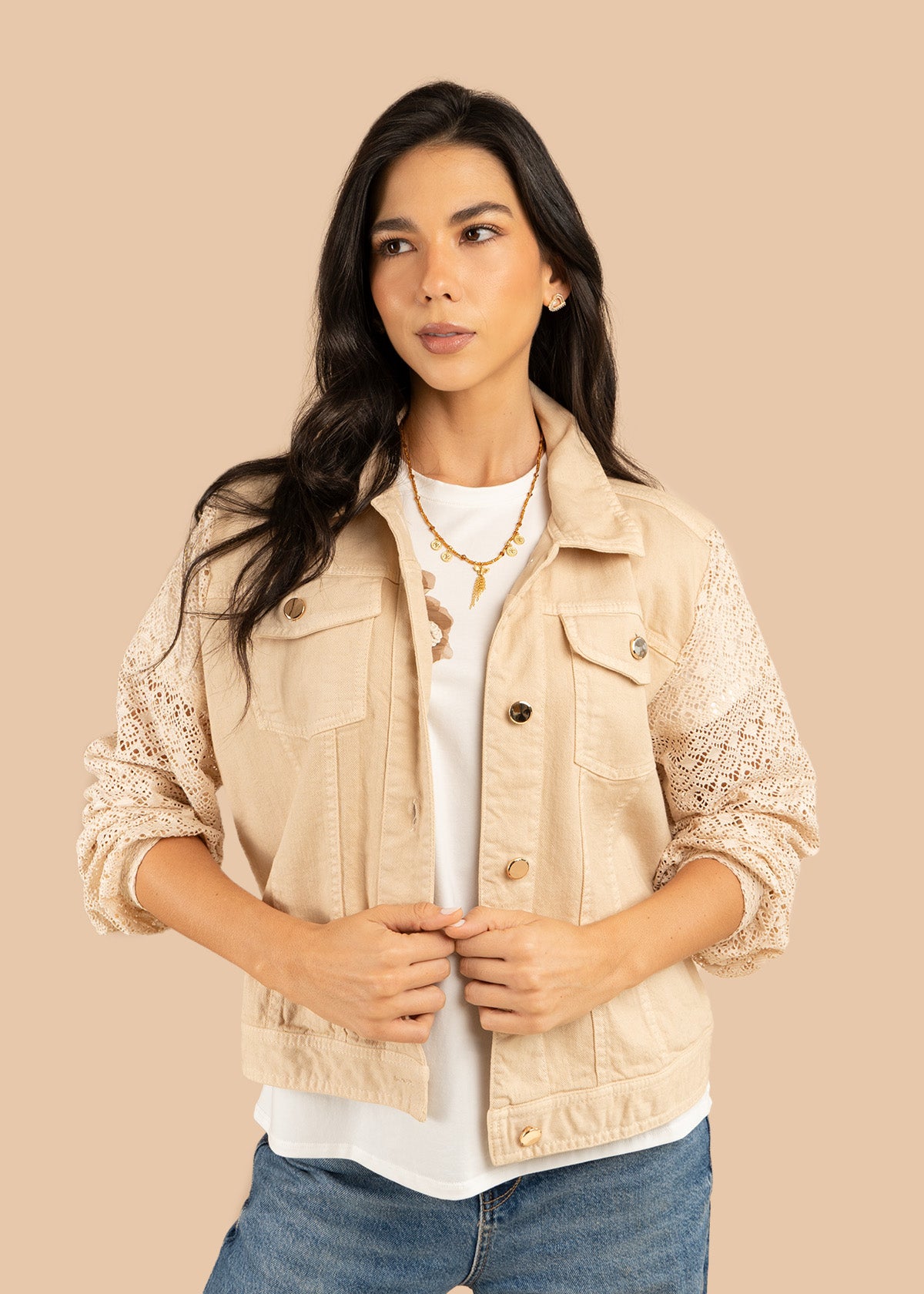 Chaqueta color arena en denim y mangas tejidas 106240