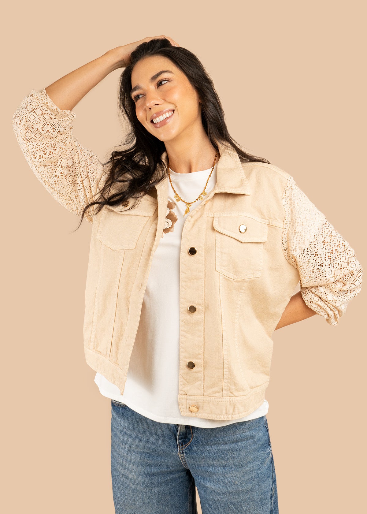 Chaqueta color arena en denim y mangas tejidas 106240