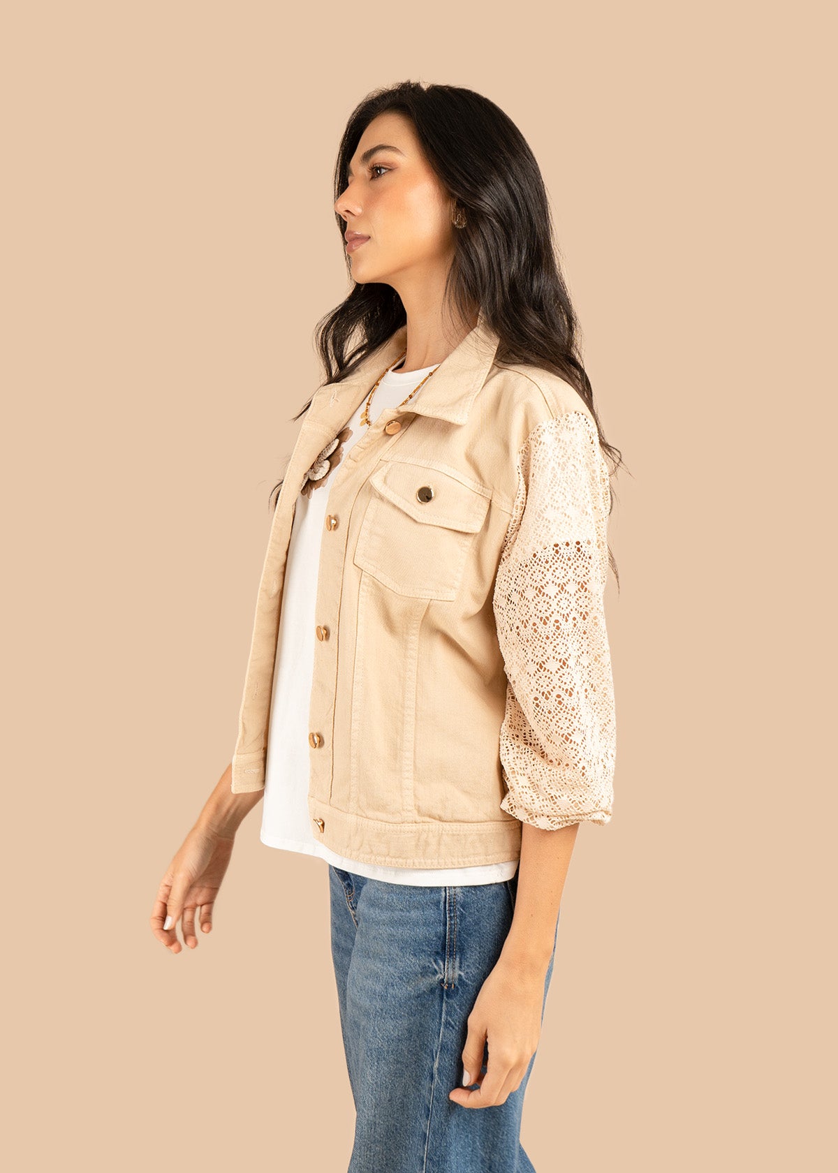 Chaqueta color arena en denim y mangas tejidas 106240