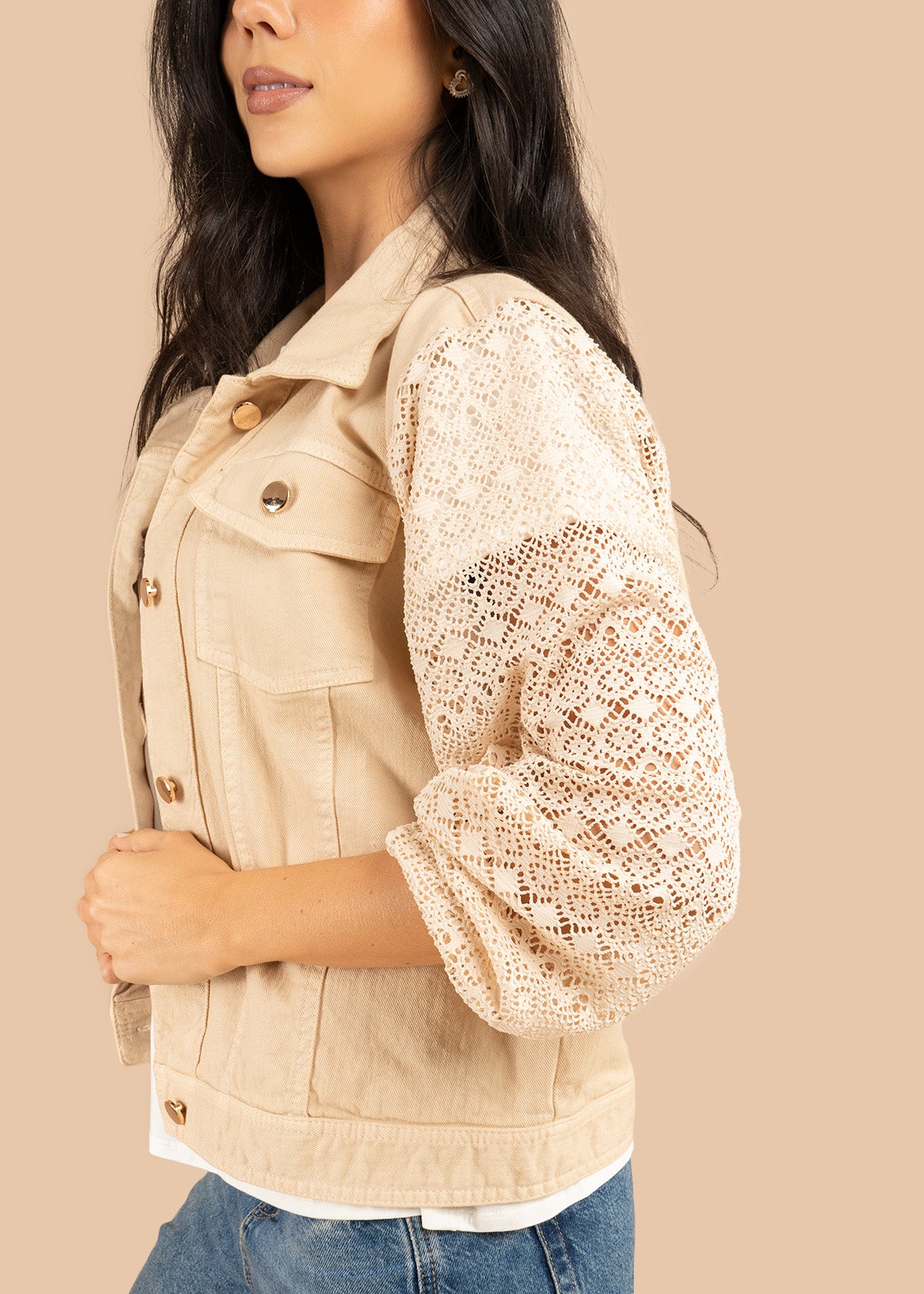 Chaqueta color arena en denim y mangas tejidas 106240