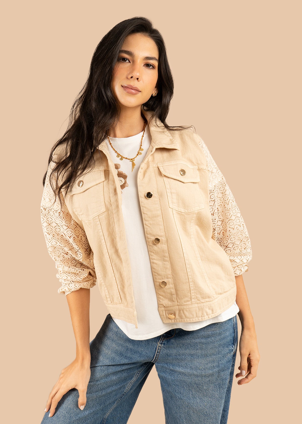 Chaqueta color arena en denim y mangas tejidas 106240