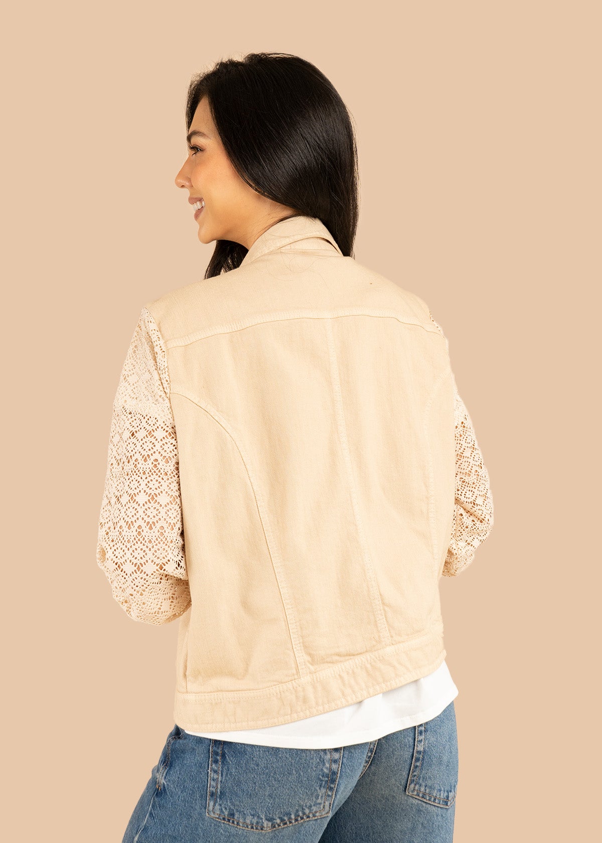 Chaqueta color arena en denim y mangas tejidas 106240