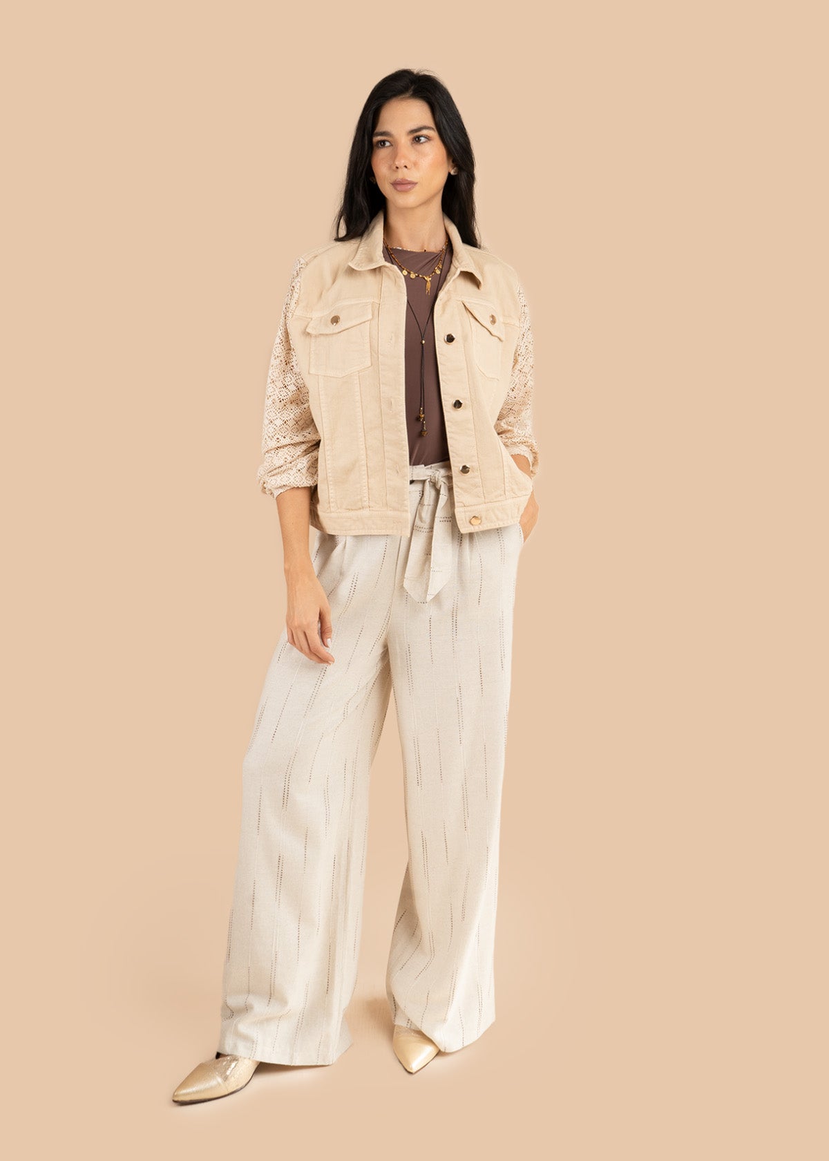 Chaqueta color arena en denim y mangas tejidas 106240