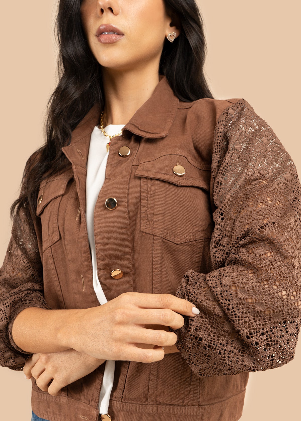 Chaqueta color café en denim y mangas tejidas 106240