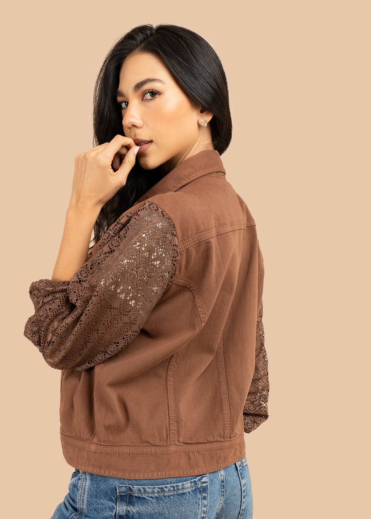 Chaqueta color café en denim y mangas tejidas 106240