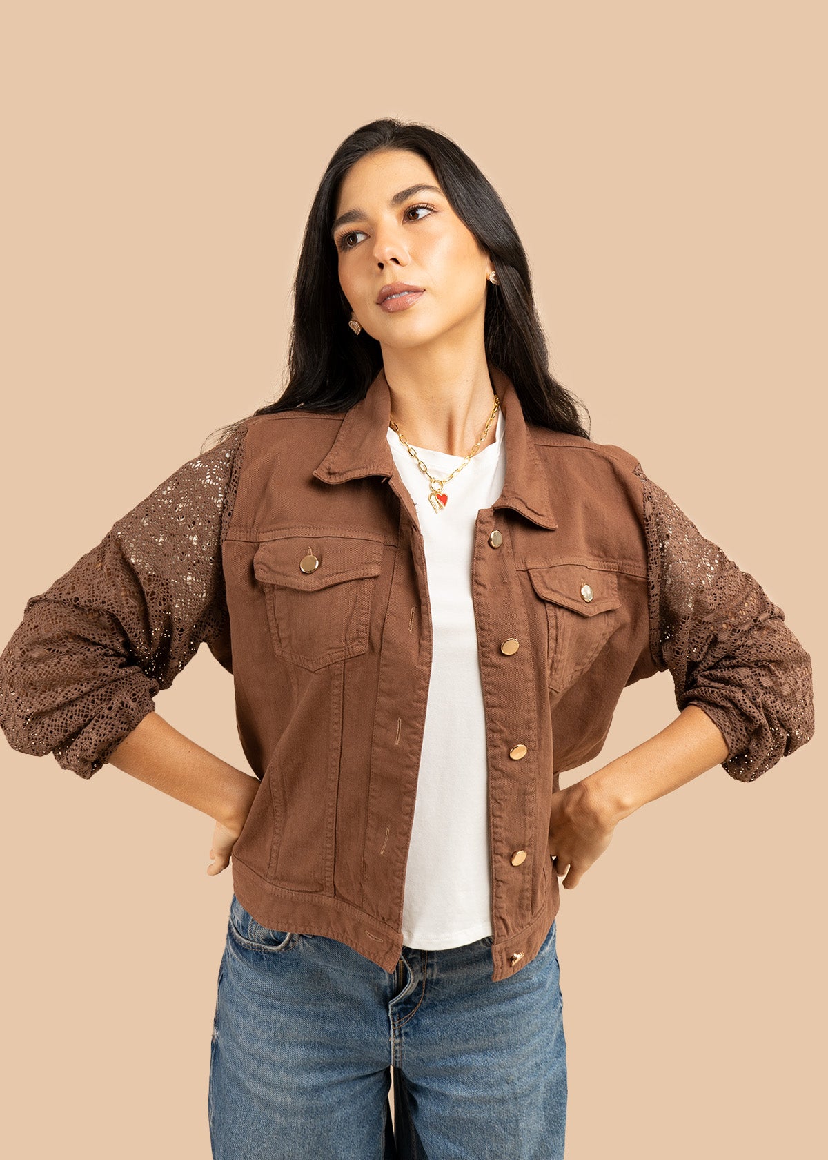 Chaqueta color café en denim y mangas tejidas 106240