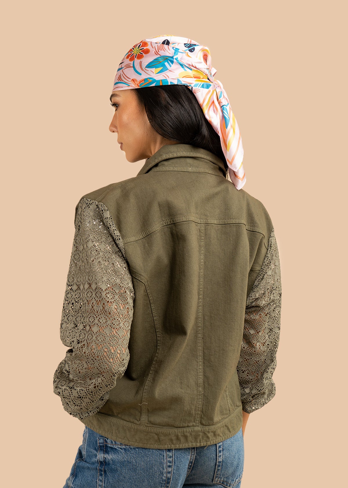 Chaqueta color verde en denim y mangas tejidas 106240