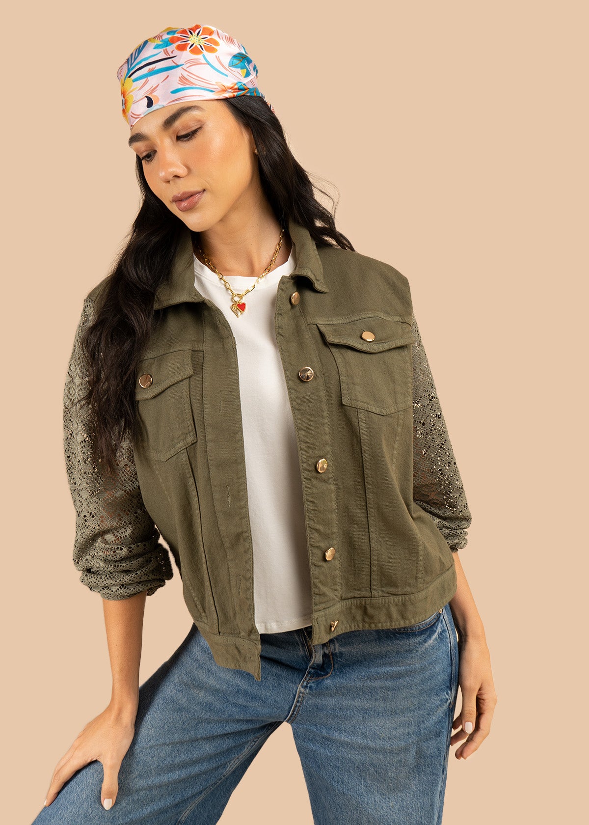 Chaqueta color verde en denim y mangas tejidas 106240