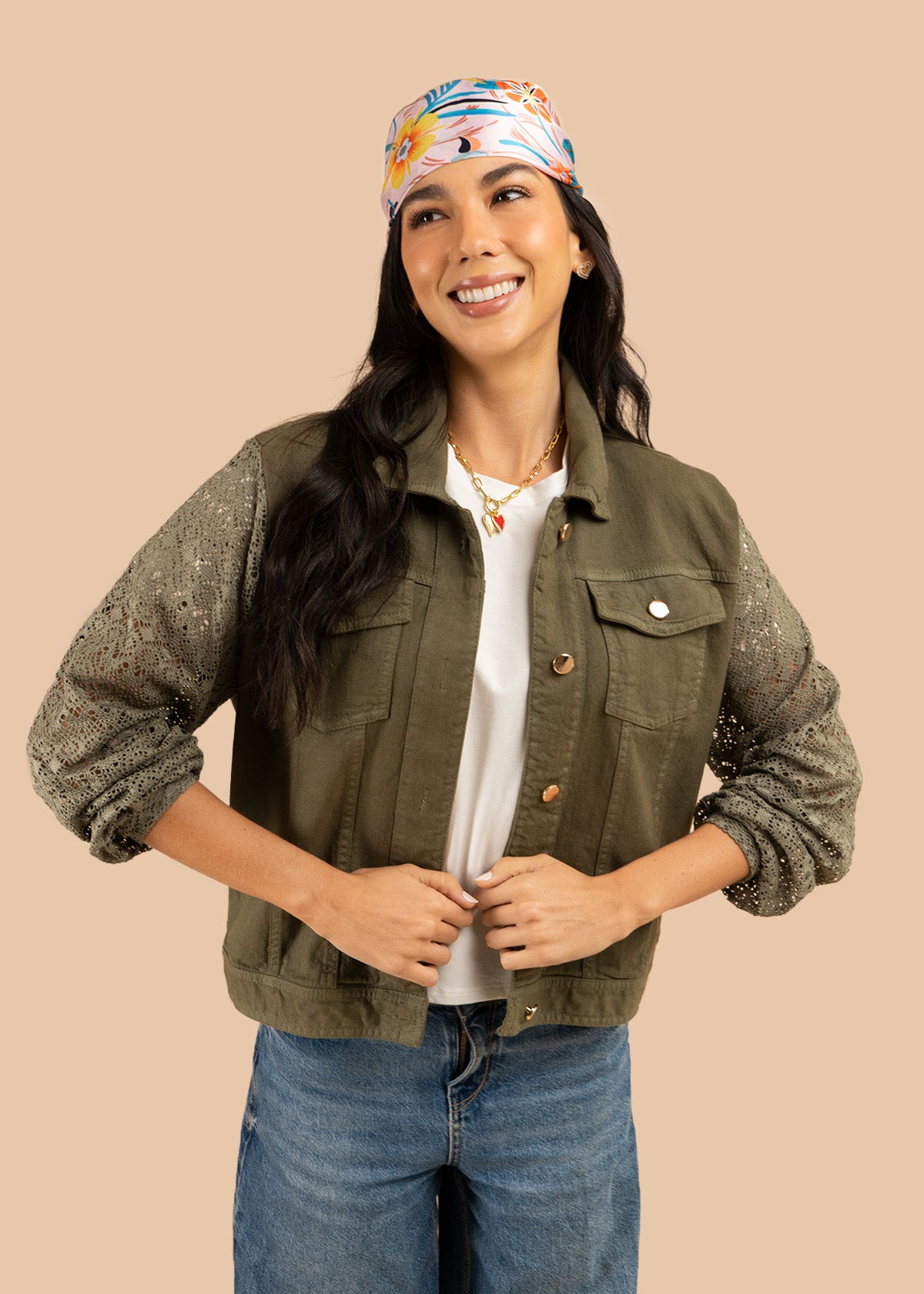 Chaqueta color verde en denim y mangas tejidas 106240