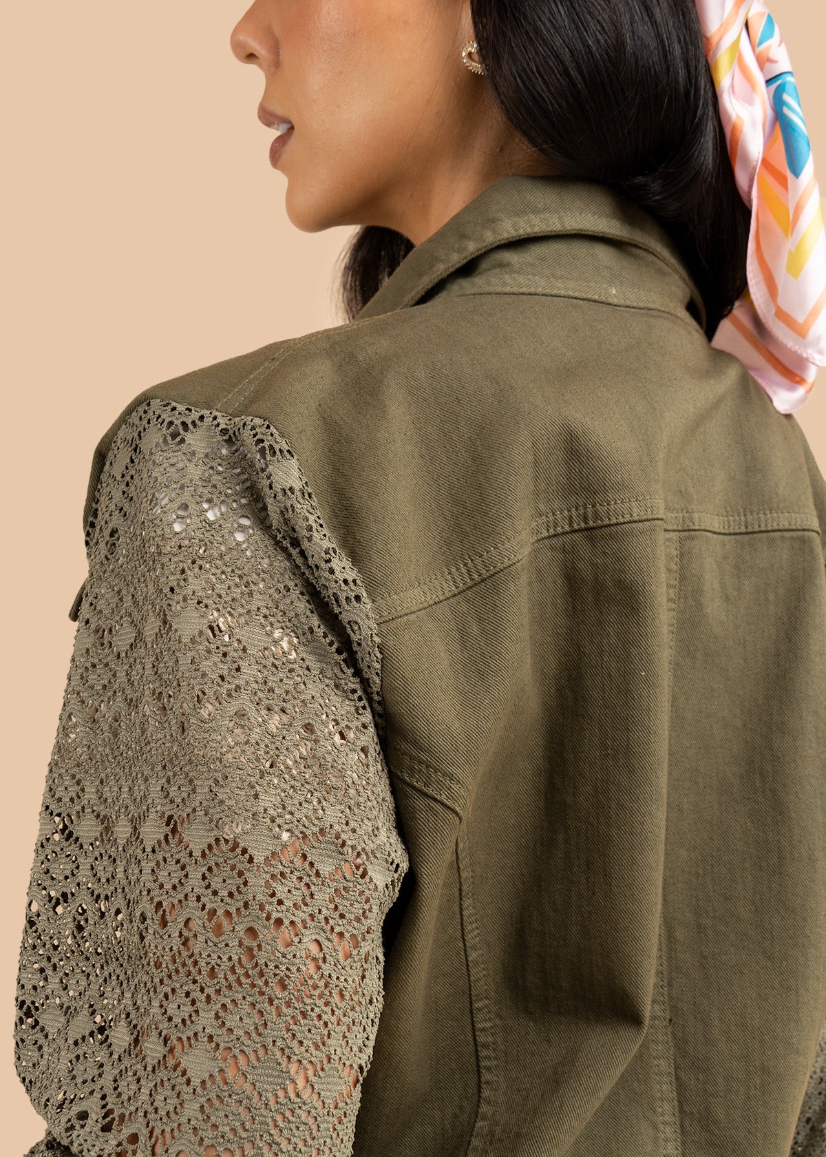 Chaqueta color verde en denim y mangas tejidas 106240