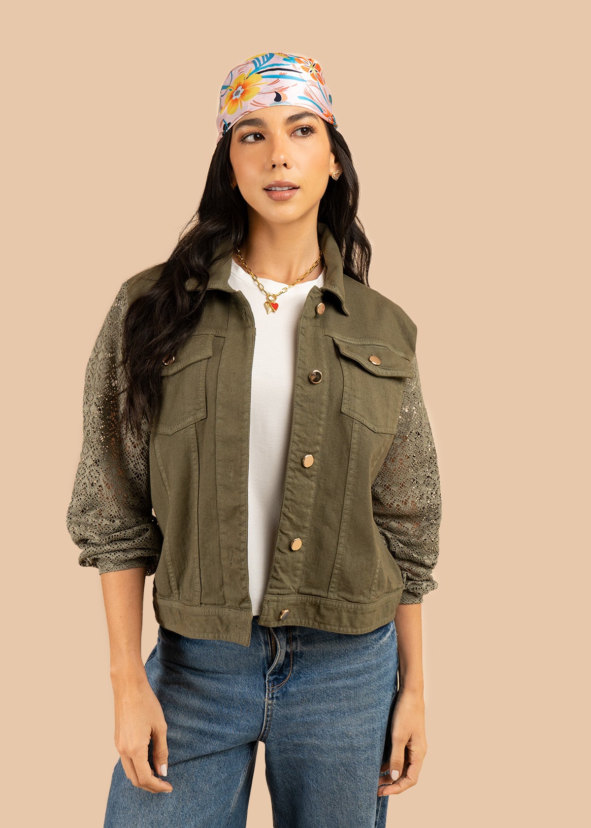 Chaqueta color verde en denim y mangas tejidas 106240