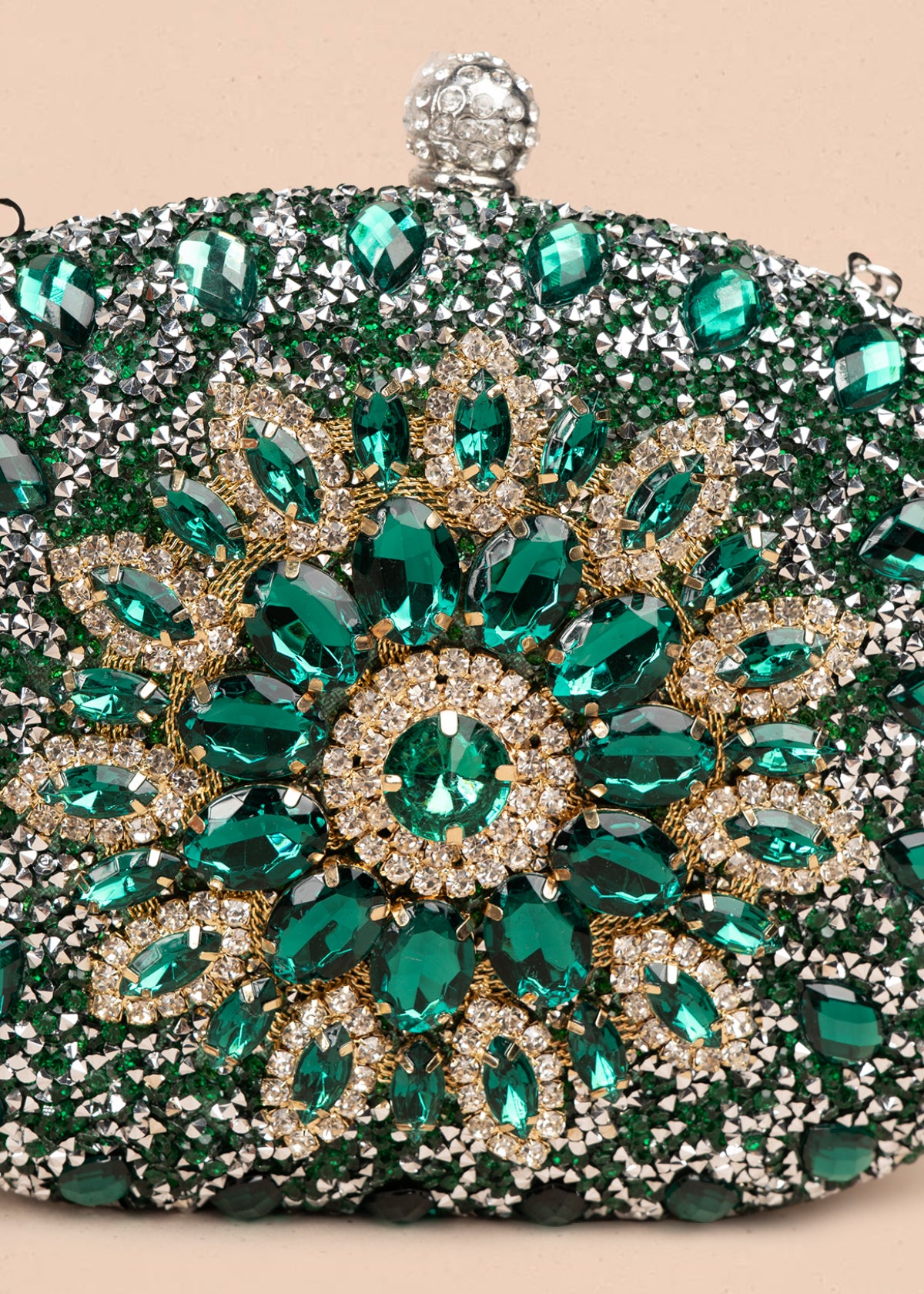 Bolso tipo bandolera color verde con pedrería 106241