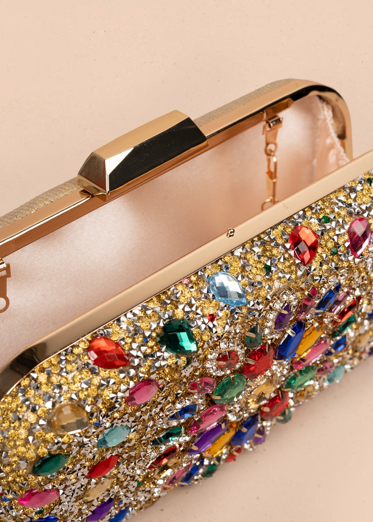 Bolso tipo bandolera con pedrería multicolor 106242