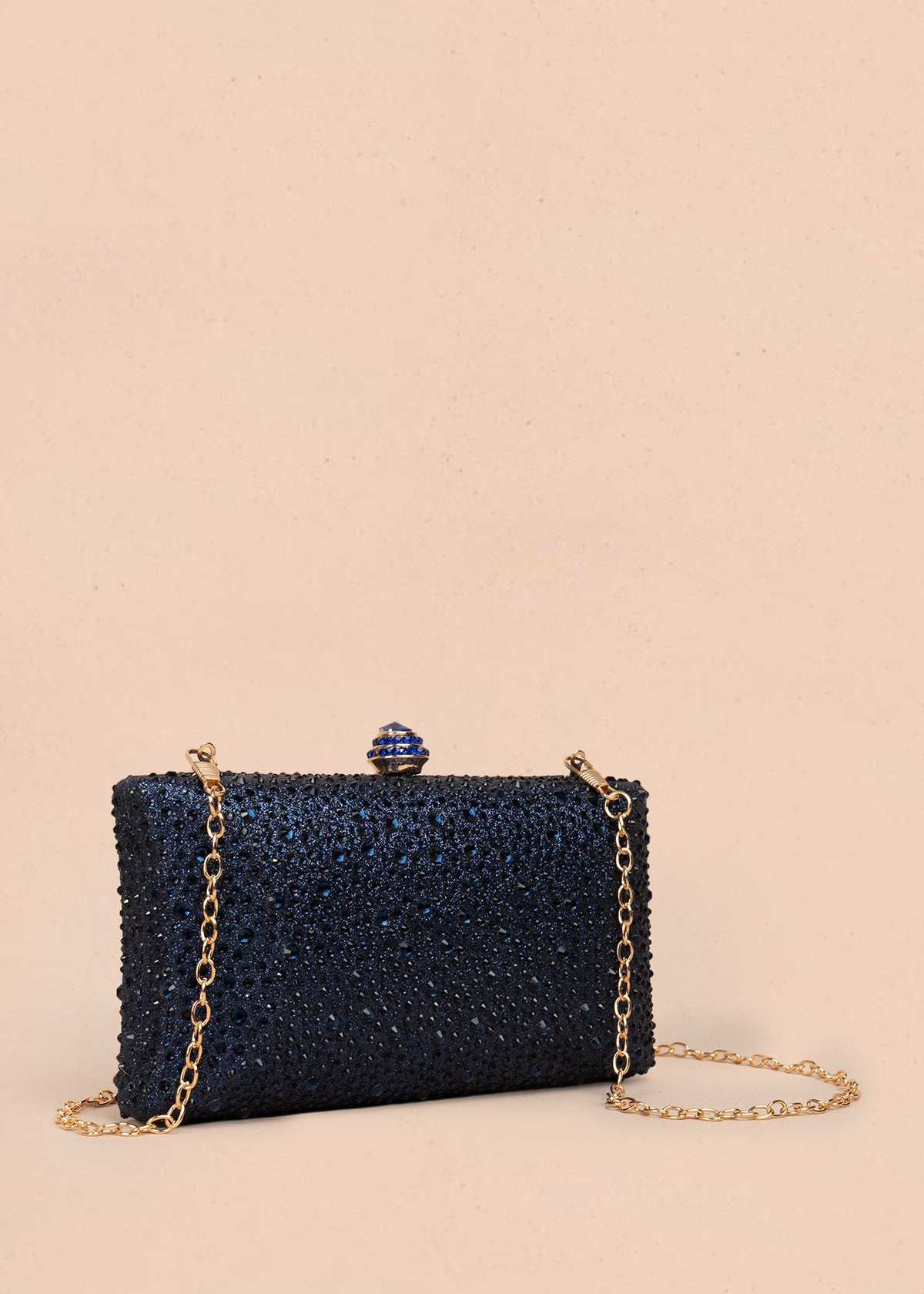 Bolso tipo bandolera color azul con acabado brillante y cadena 106243