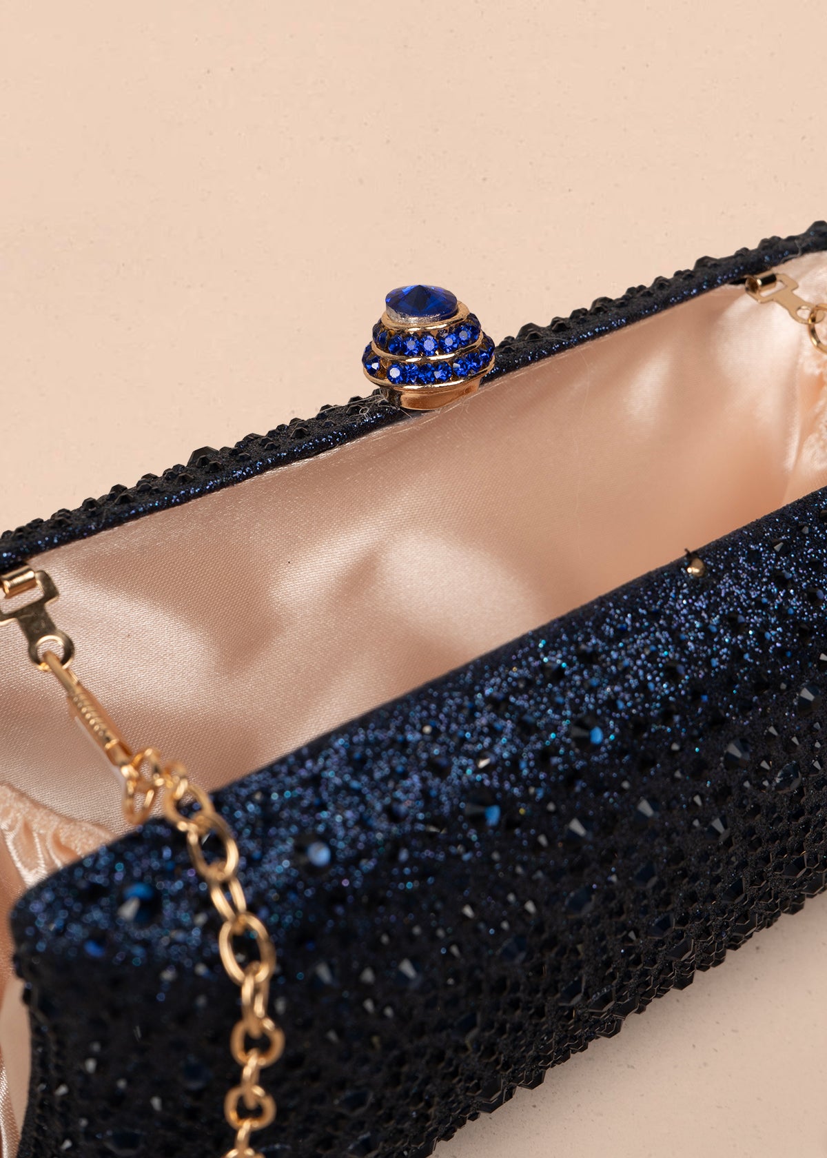 Bolso tipo bandolera color azul con acabado brillante y cadena 106243