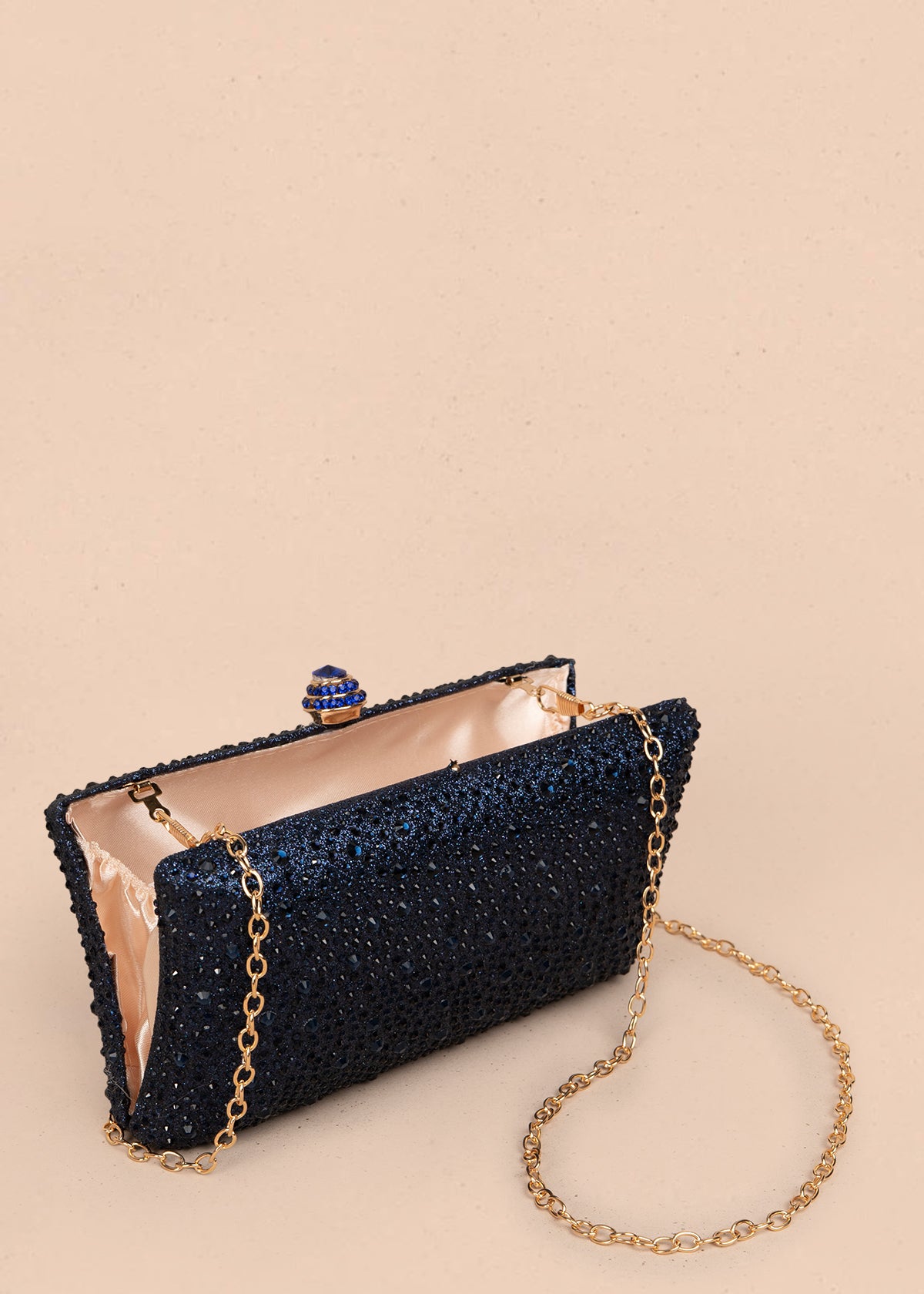 Bolso tipo bandolera color azul con acabado brillante y cadena 106243
