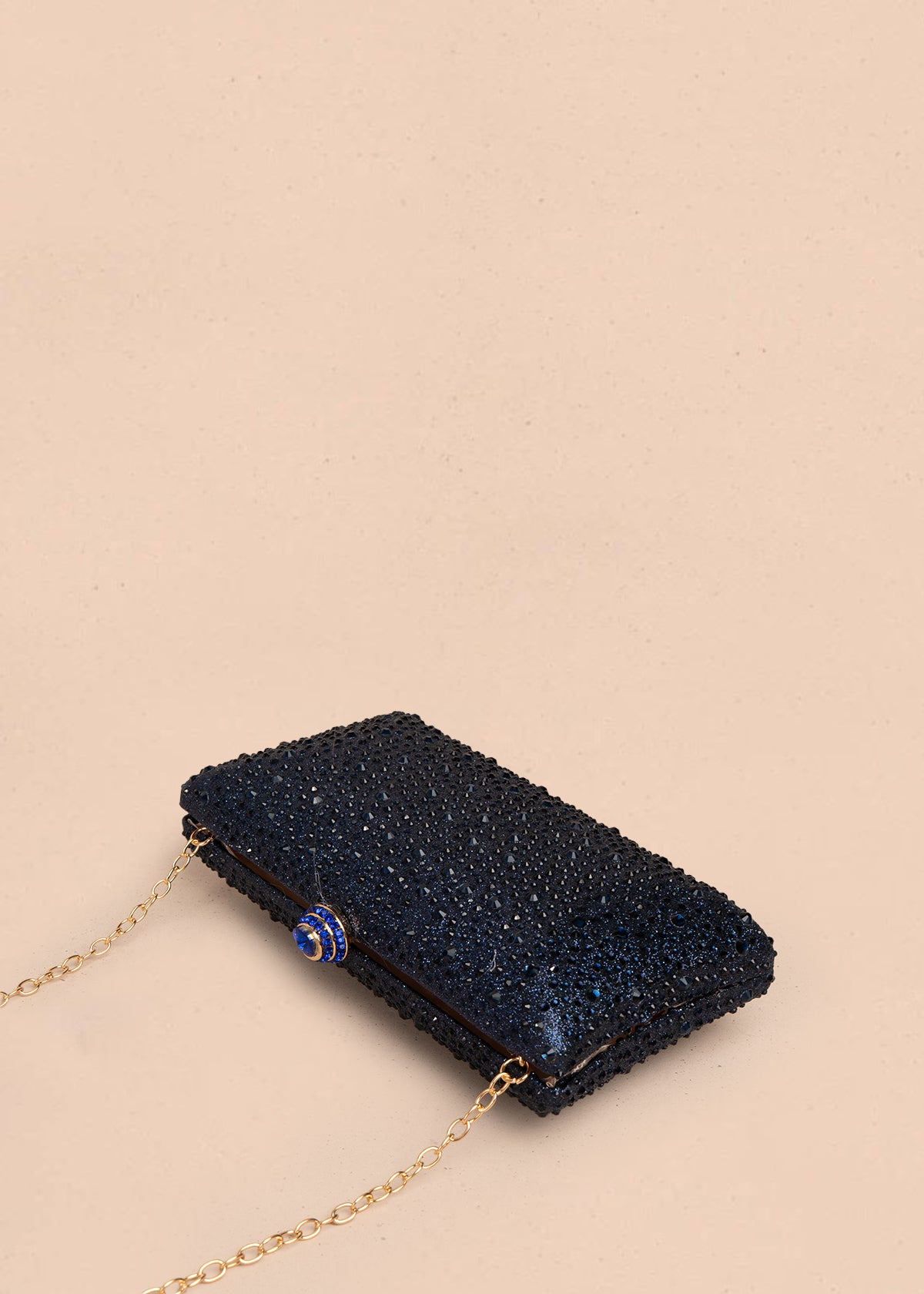 Bolso tipo bandolera color azul con acabado brillante y cadena 106243