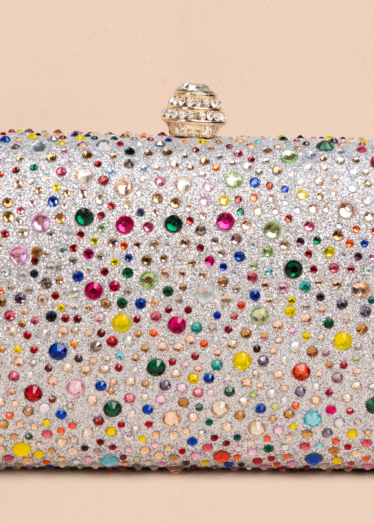 Bolso tipo bandolera color multicolor con acabado brillante y cadena 106243