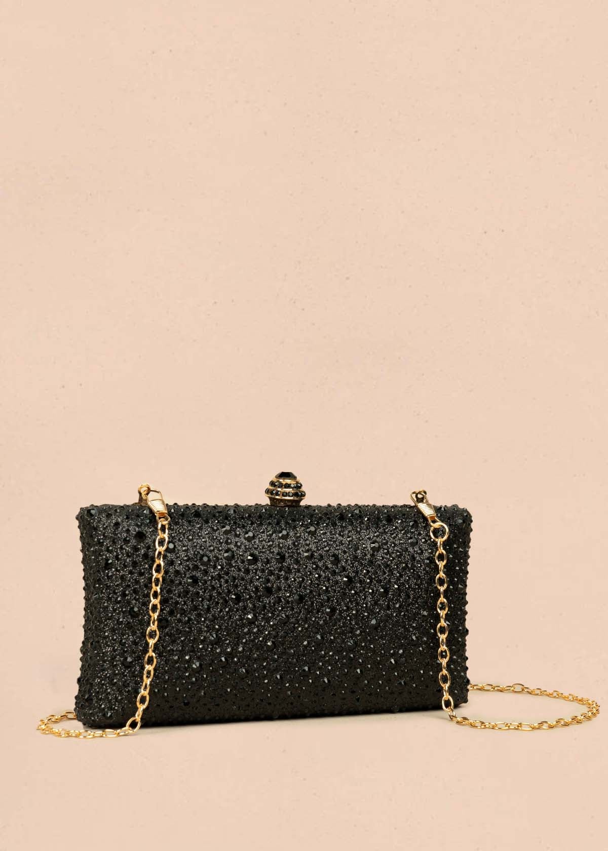 Bolso tipo bandolera color negro con acabado brillante y cadena 106243