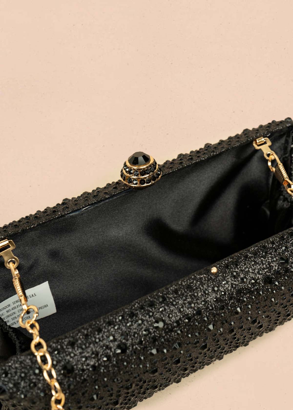 Bolso tipo bandolera color negro con acabado brillante y cadena 106243