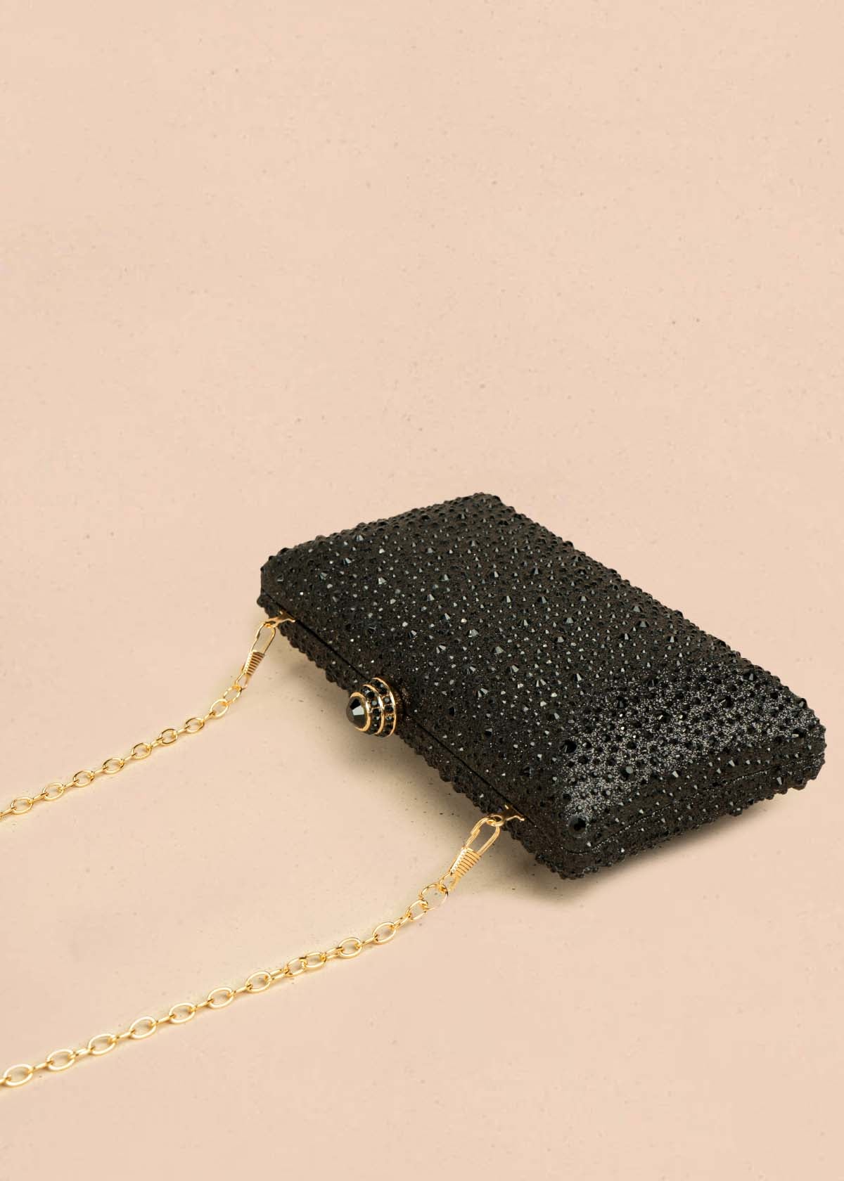 Bolso tipo bandolera color negro con acabado brillante y cadena 106243