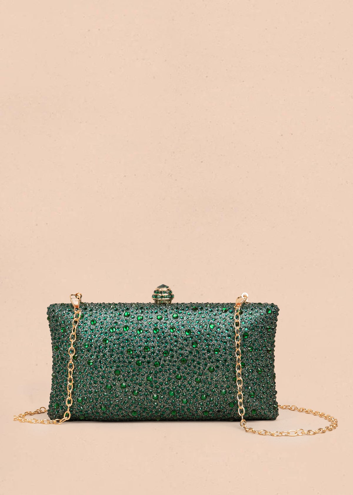 Bolso tipo bandolera color verde con acabado brillante y cadena 106243