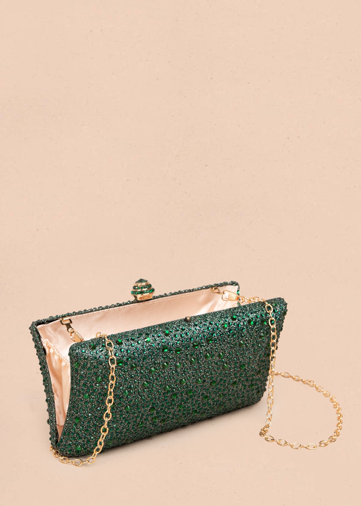 Bolso tipo bandolera color verde con acabado brillante y cadena 106243