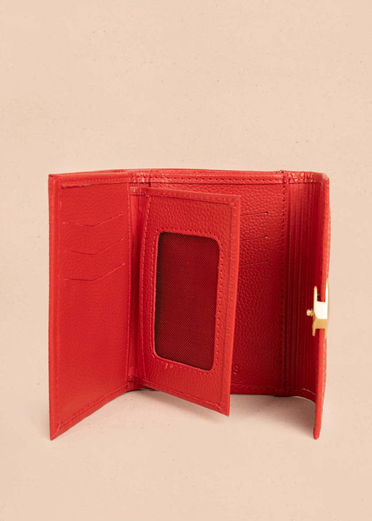 Billetera pequeña en cuero color rojo con aplique de corazón 106245