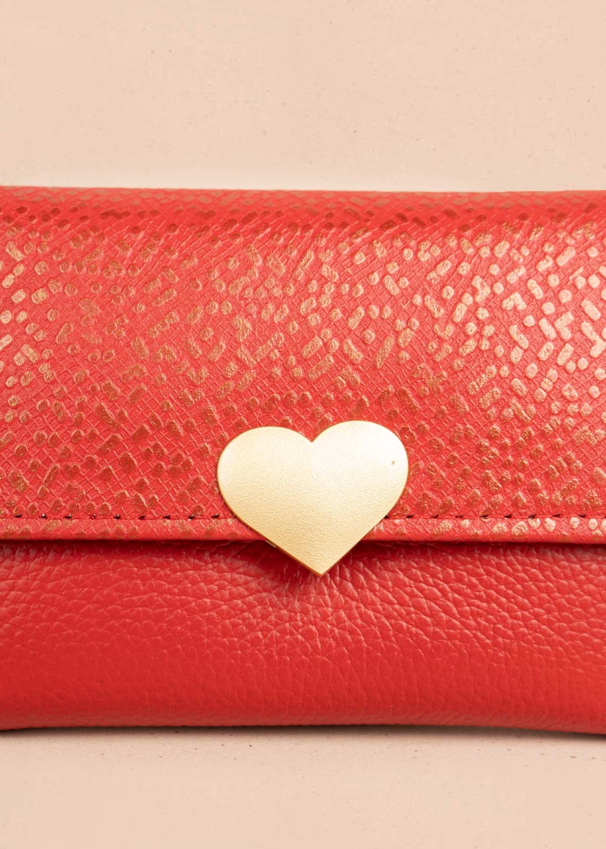 Billetera pequeña en cuero color rojo con aplique de corazón 106245