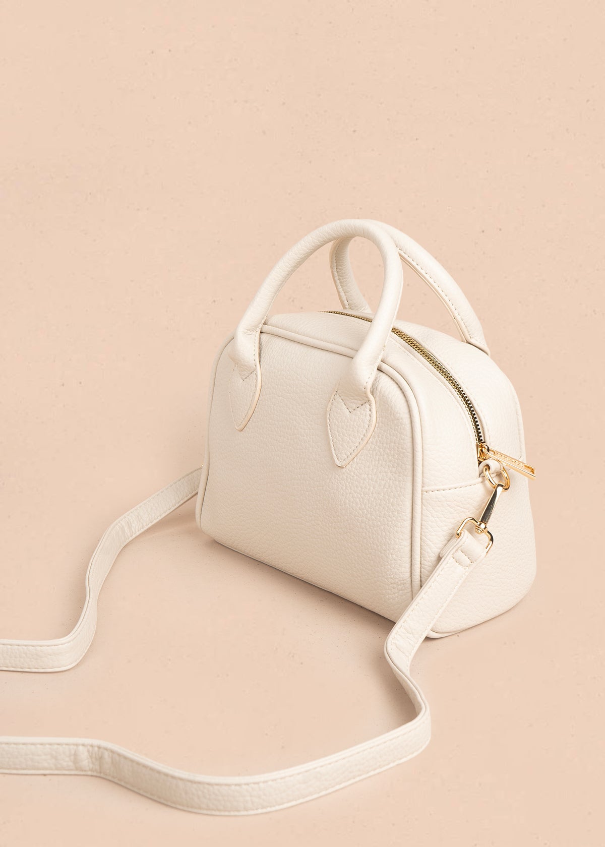 Bolso manos libres color blanco con llavero 106285