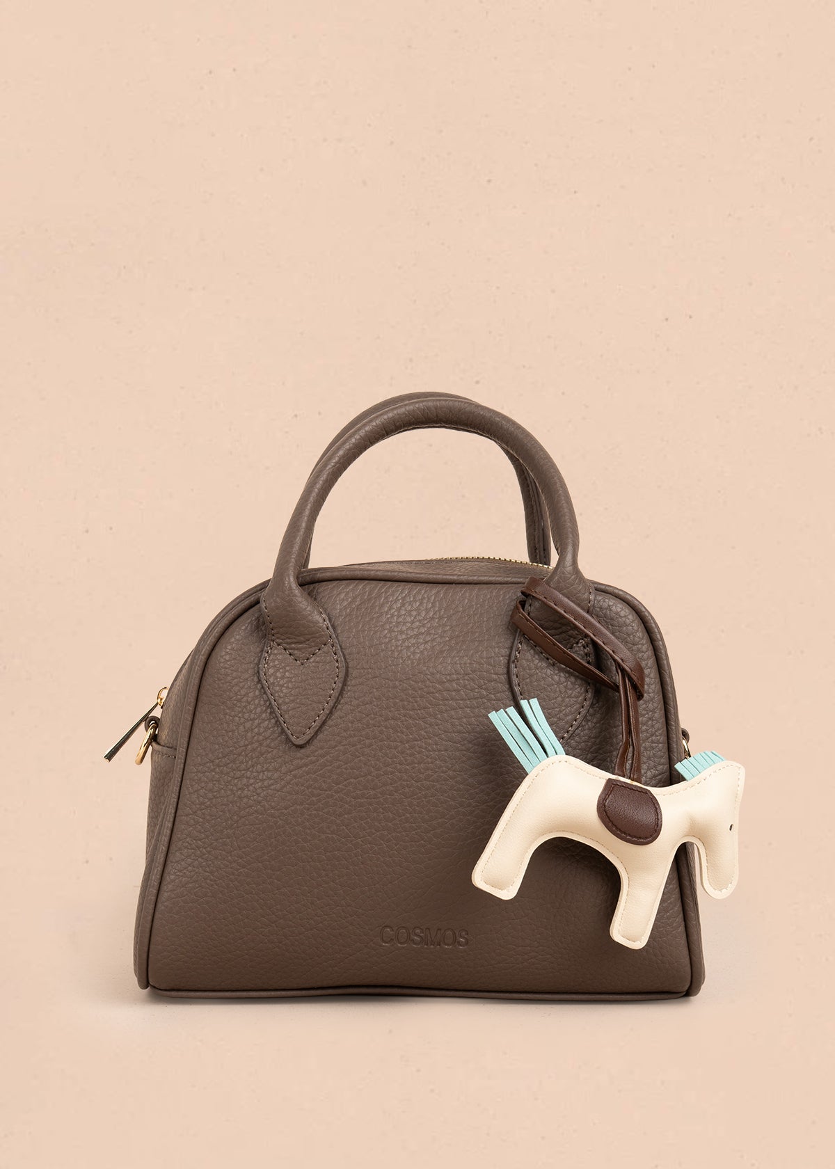 Bolso manos libres color café con llavero 106285