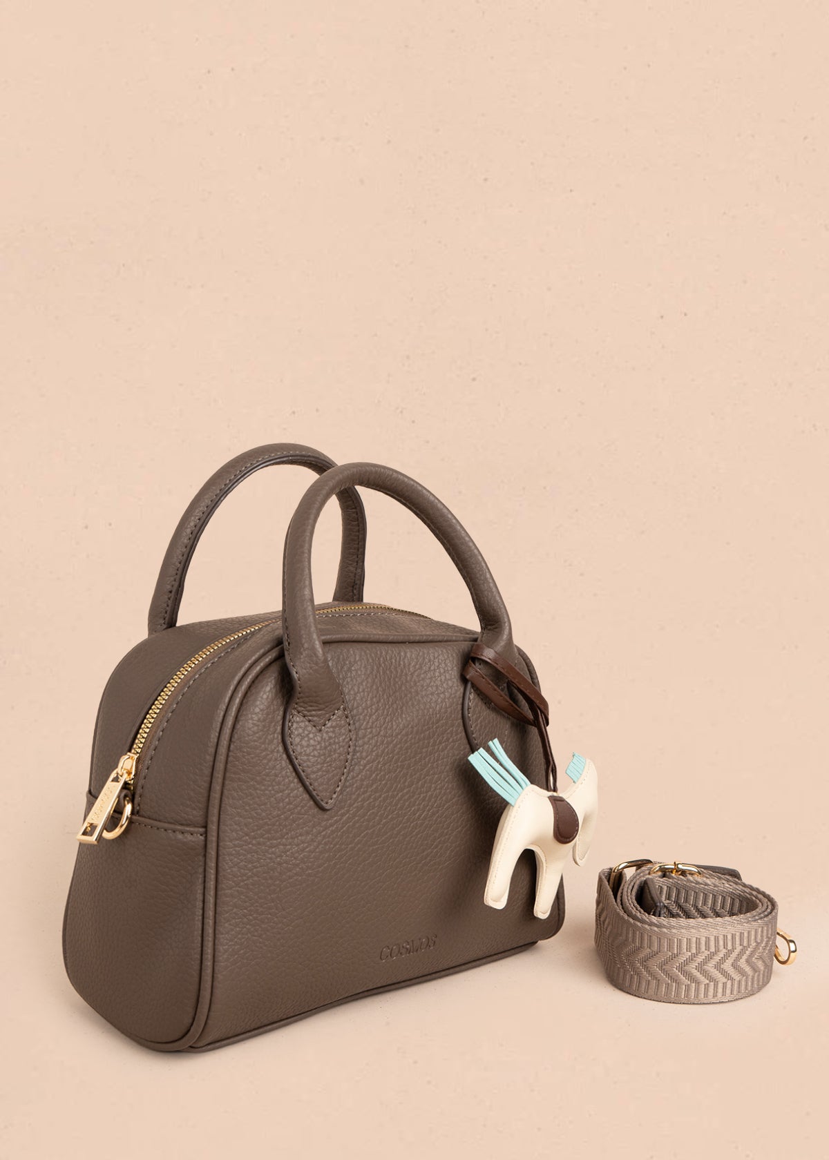 Bolso manos libres color café con llavero 106285