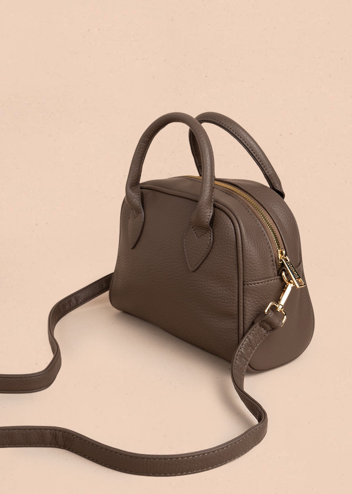 Bolso manos libres color café con llavero 106285