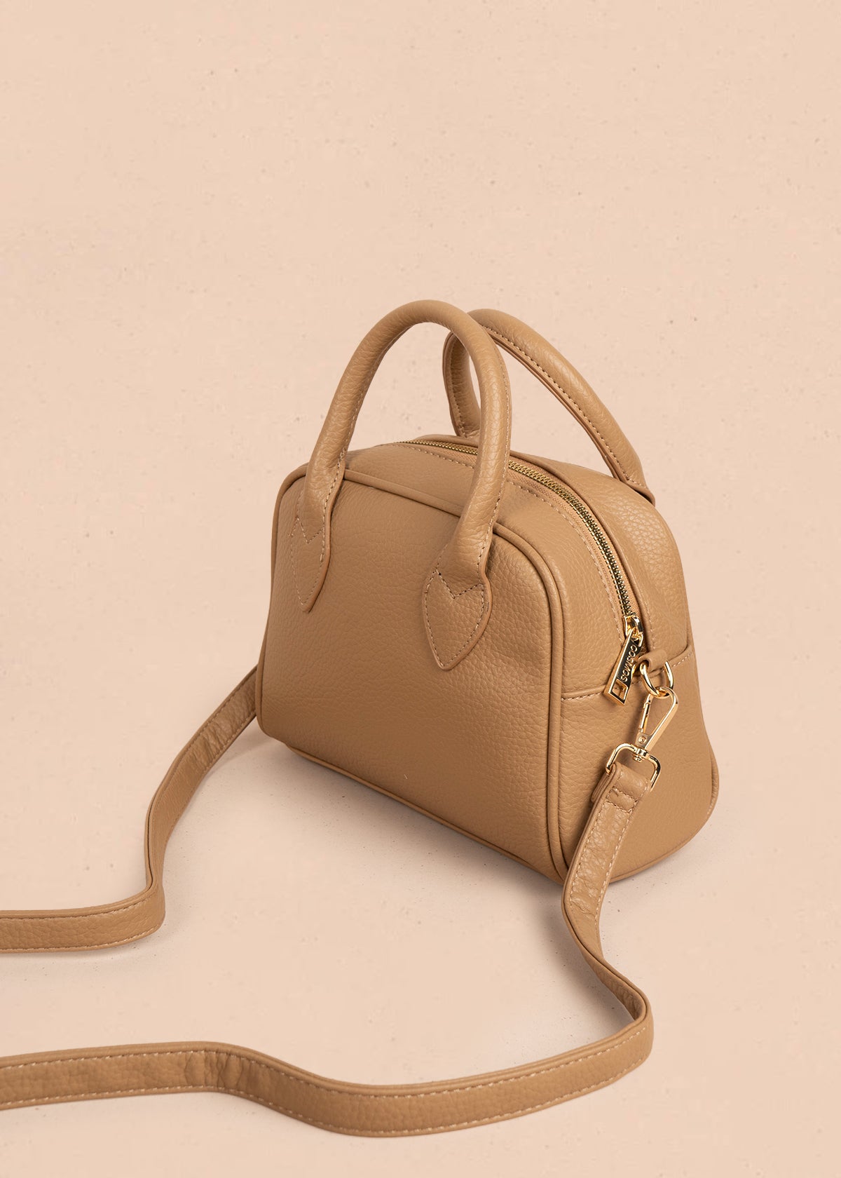 Bolso manos libres color caqui con llavero 106285