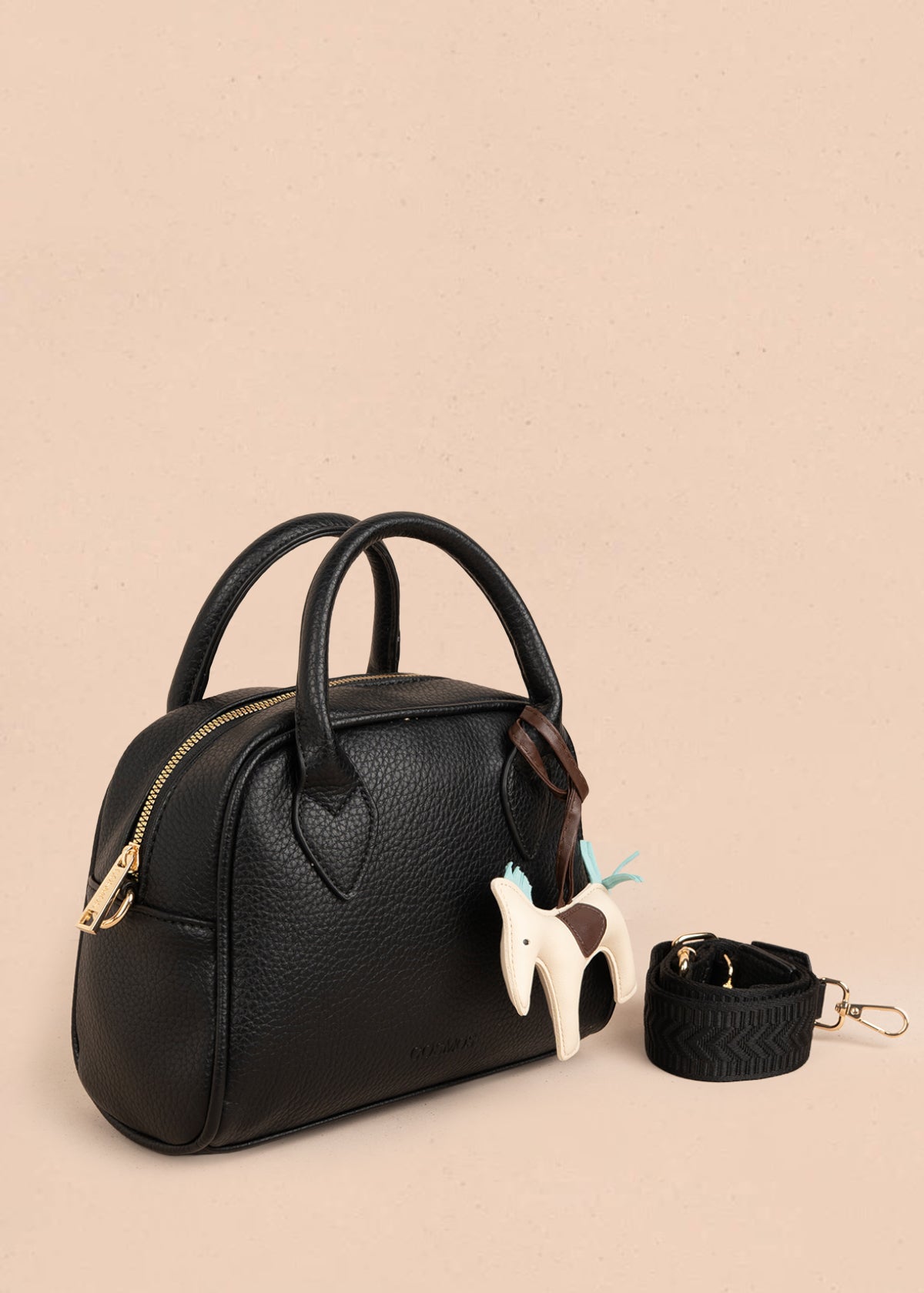 Bolso manos libres color negro con llavero 106285