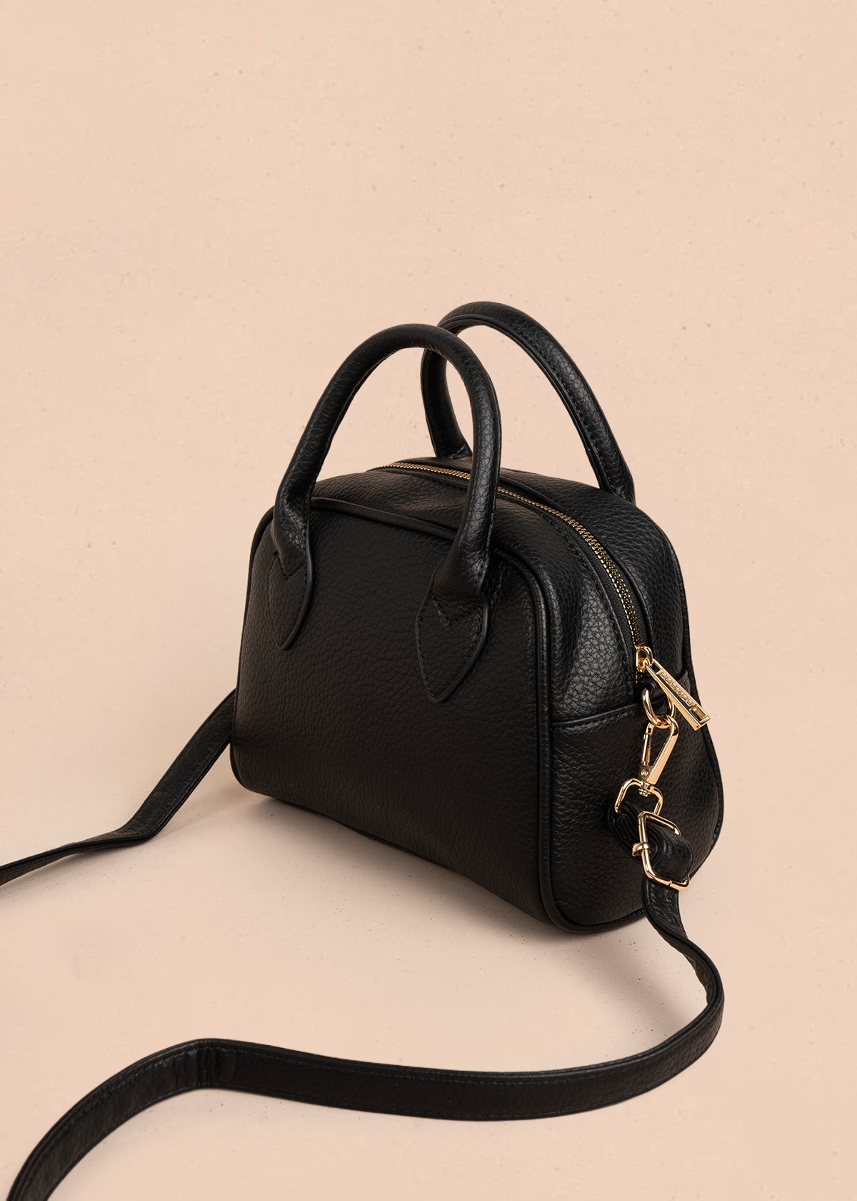 Bolso manos libres color negro con llavero 106285