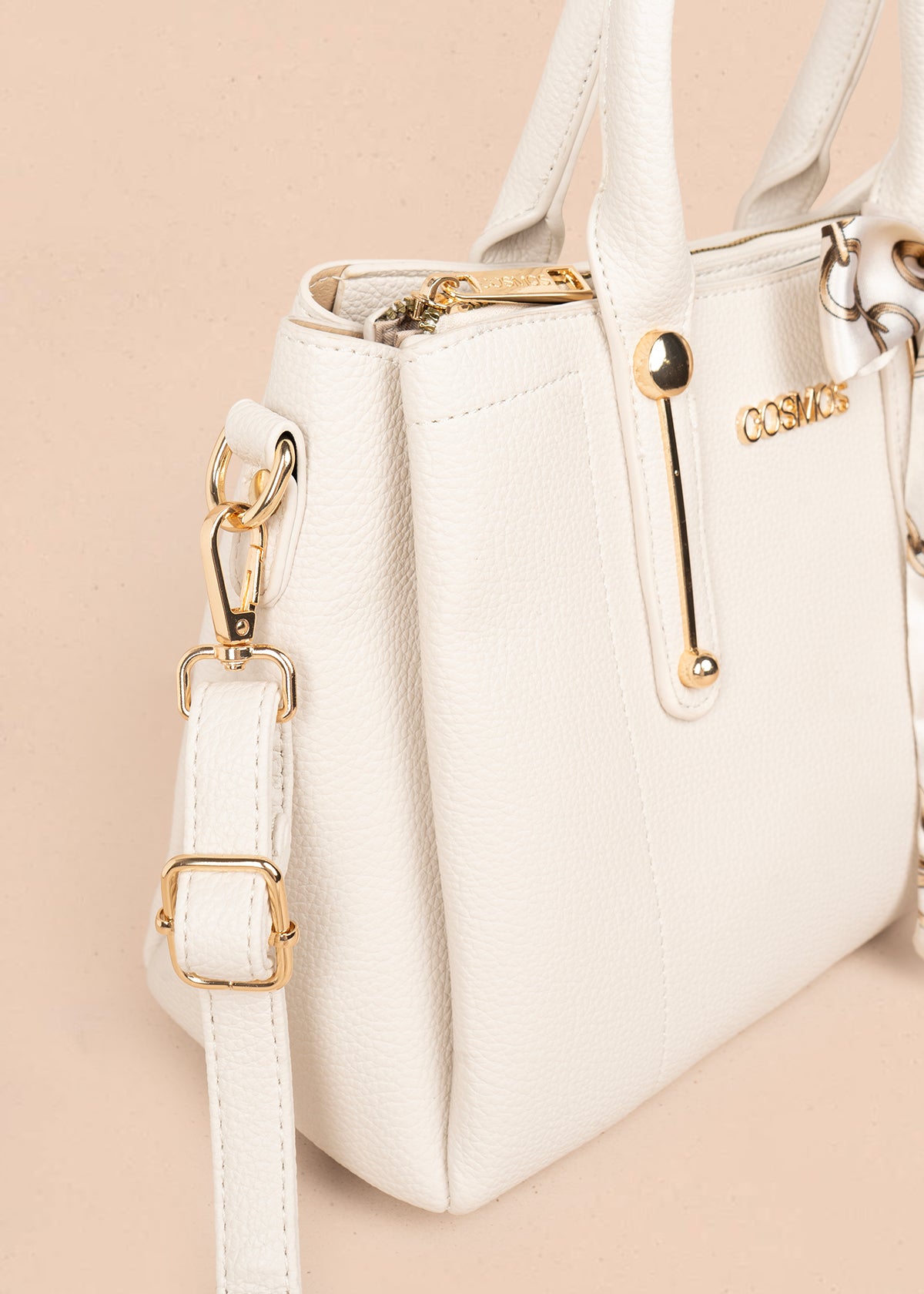 Bolso tipo cartera color beige con pañuelo y herraje tipo barra 106286