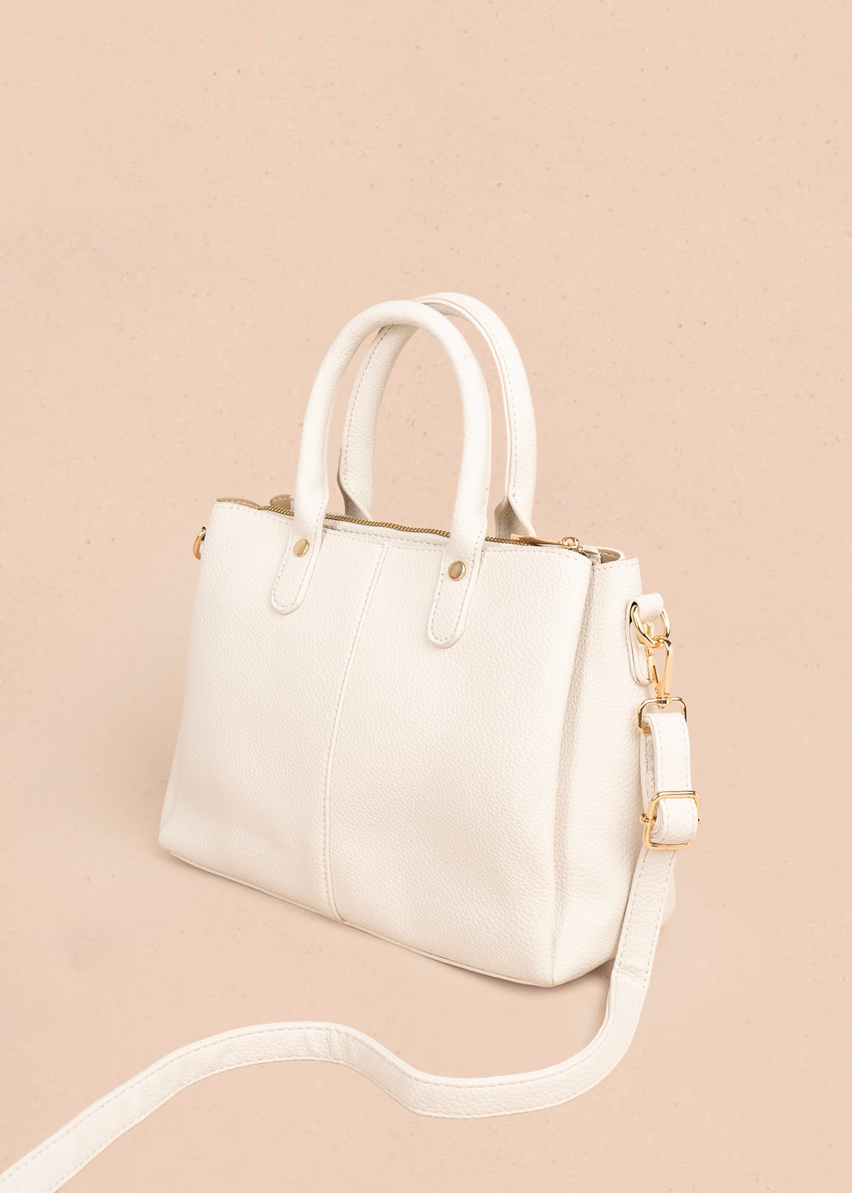 Bolso tipo cartera color beige con pañuelo y herraje tipo barra 106286