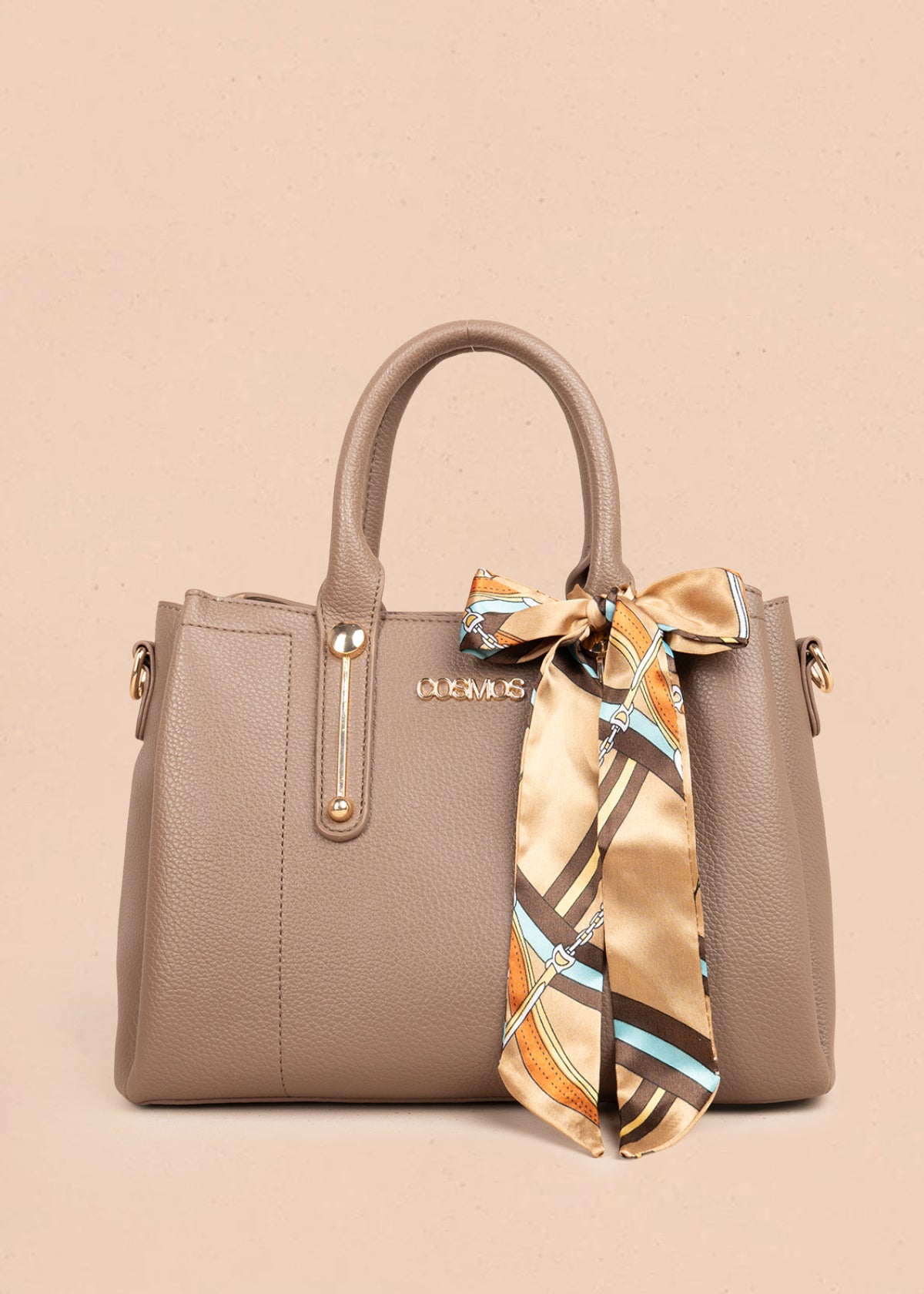 Bolso tipo cartera color moca con pañuelo y herraje tipo barra 106286