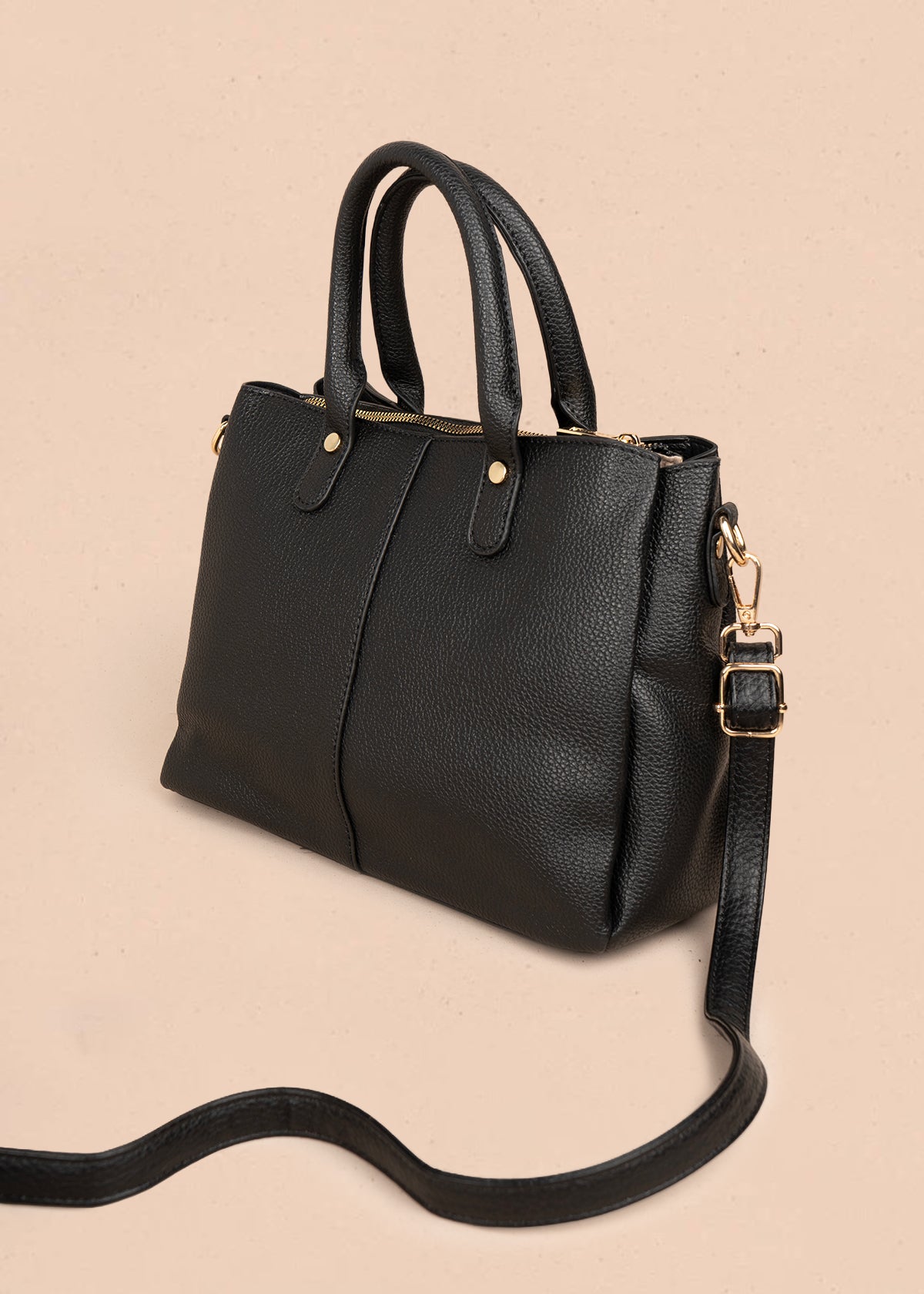 Bolso tipo cartera color negro con pañuelo y herraje tipo barra 106286