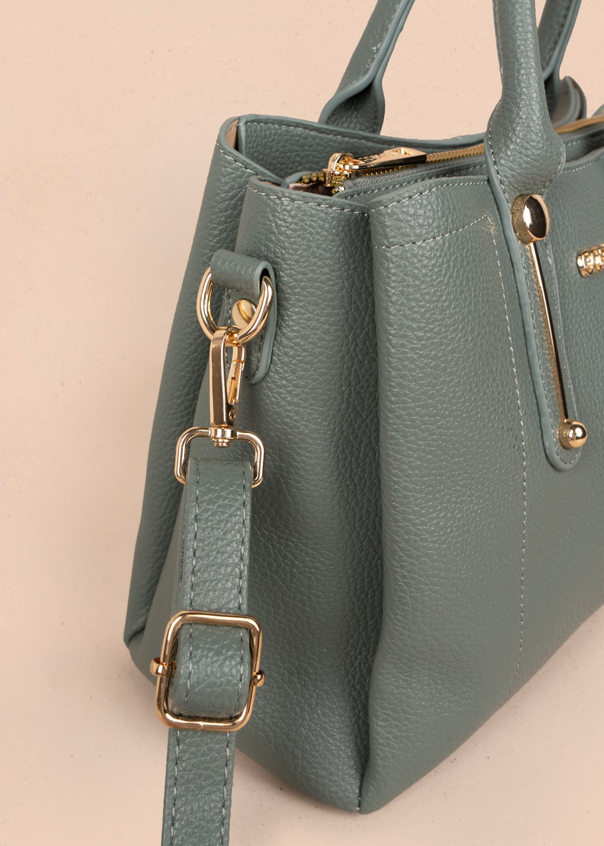 Bolso tipo cartera color verde con pañuelo y herraje tipo barra 106286