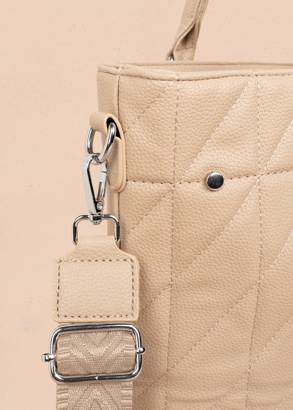 Bolso tipo shopping color beige textura acolchada 106287