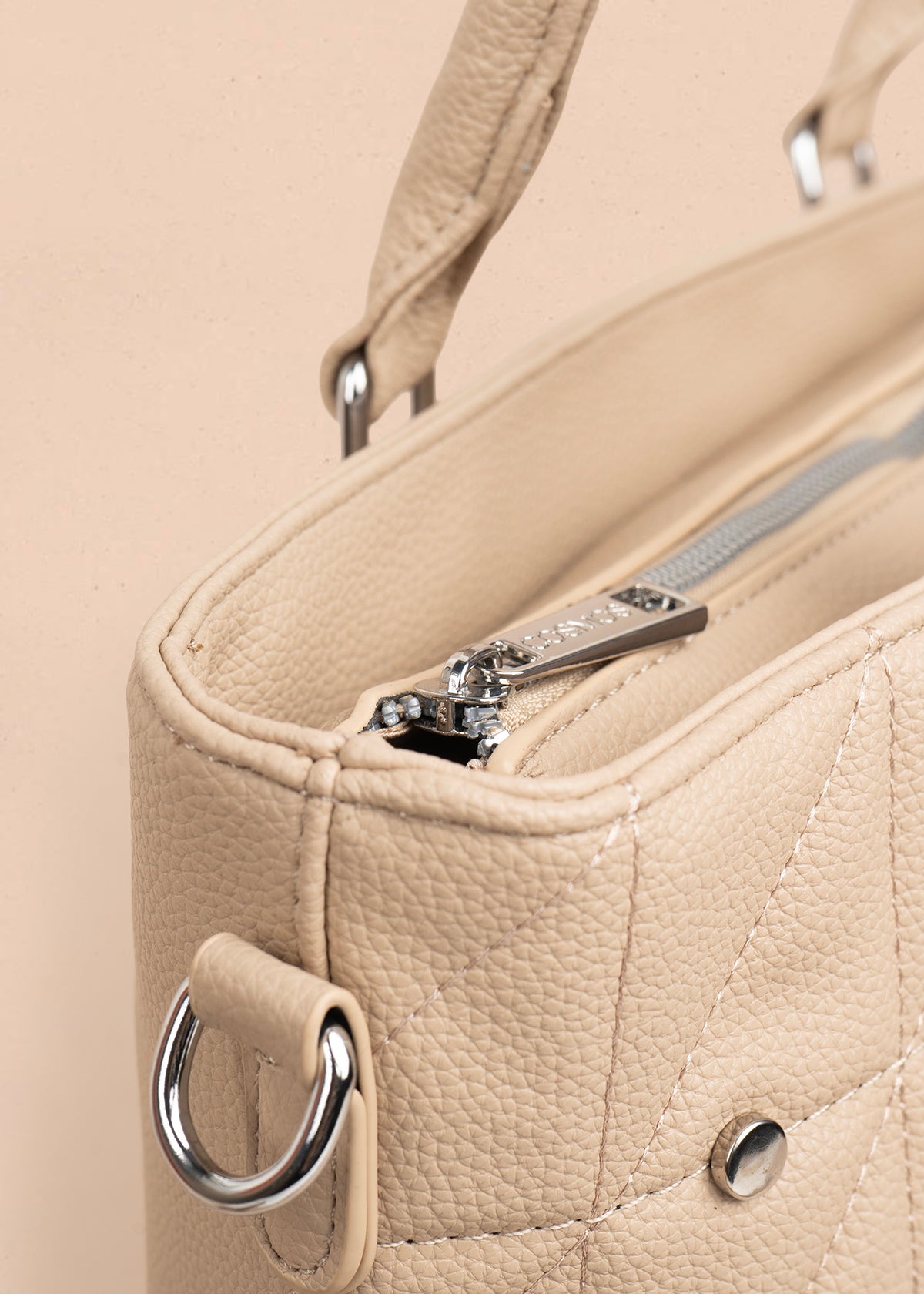 Bolso tipo shopping color beige textura acolchada 106287