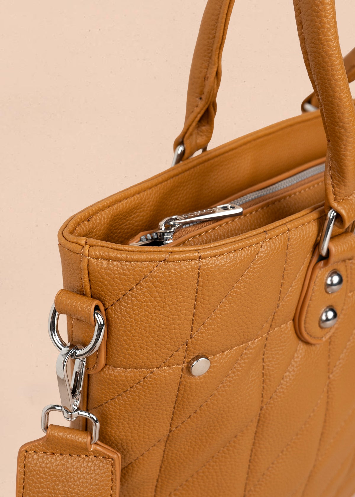 Bolso tipo shopping color miel textura acolchada 106287