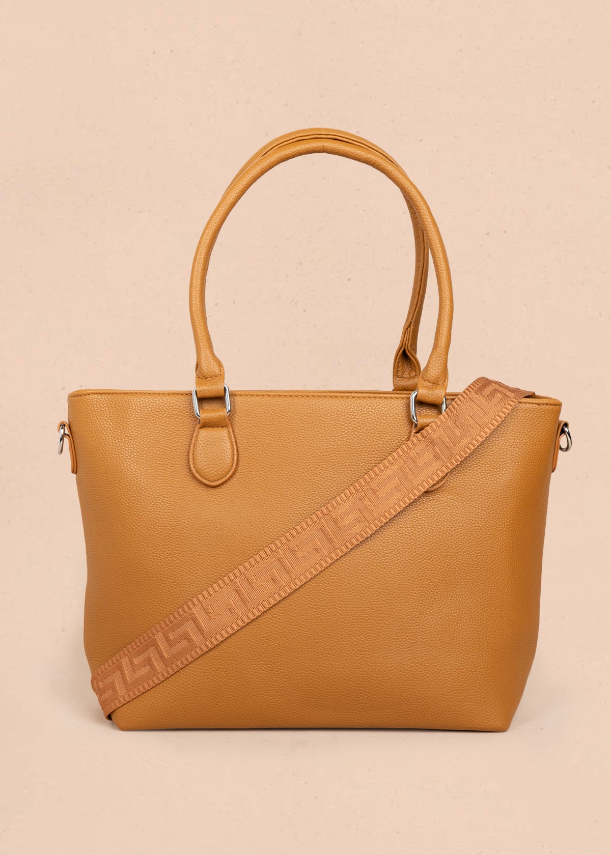 Bolso tipo shopping color miel textura acolchada 106287