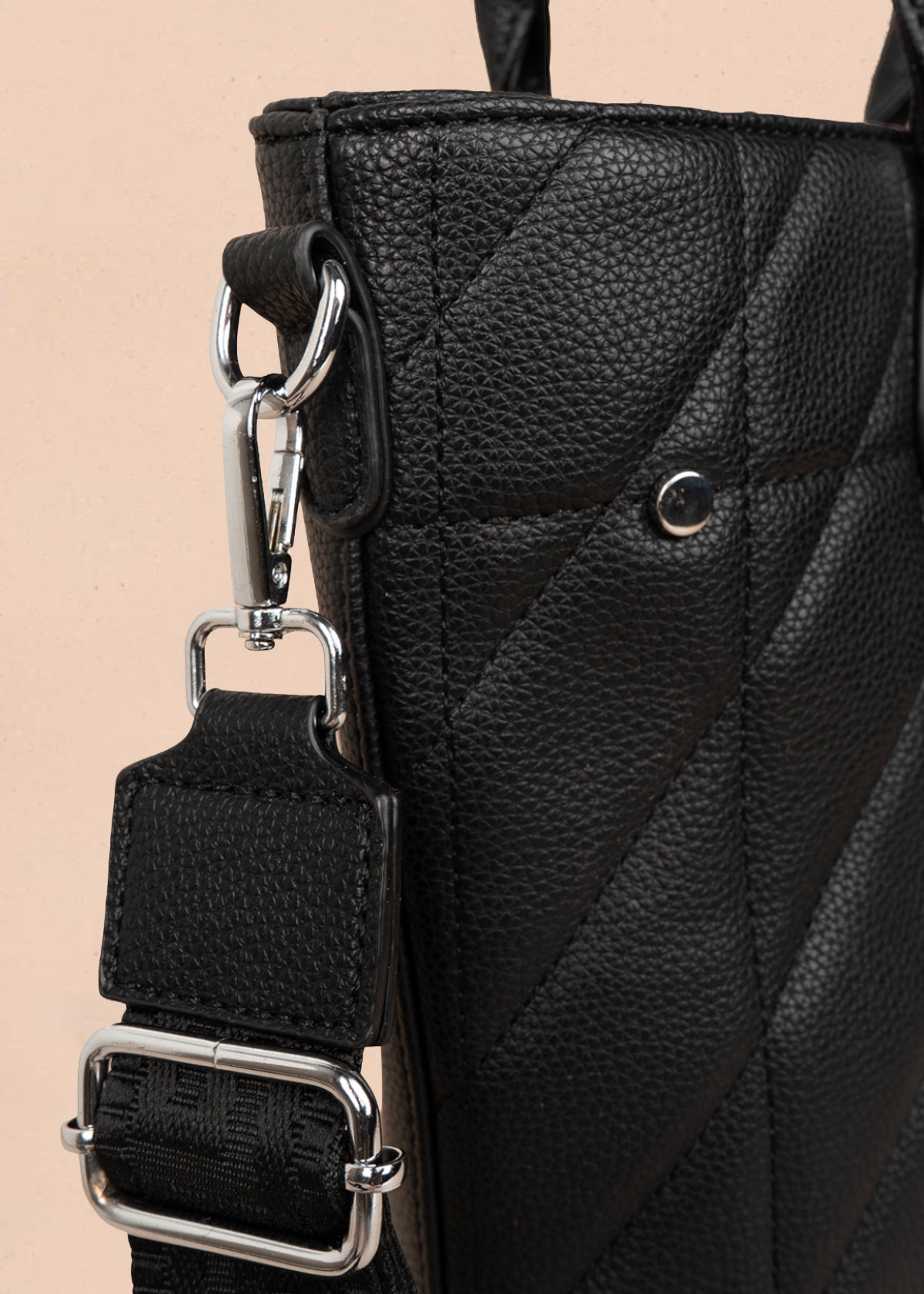 Bolso tipo shopping color negro textura acolchada 106287