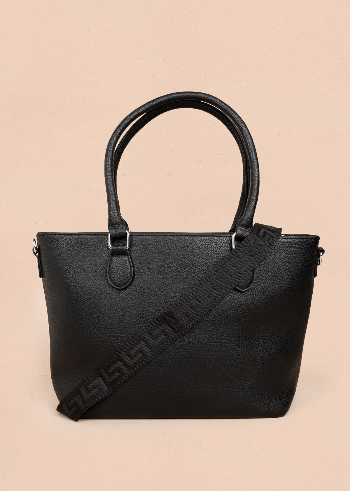 Bolso tipo shopping color negro textura acolchada 106287